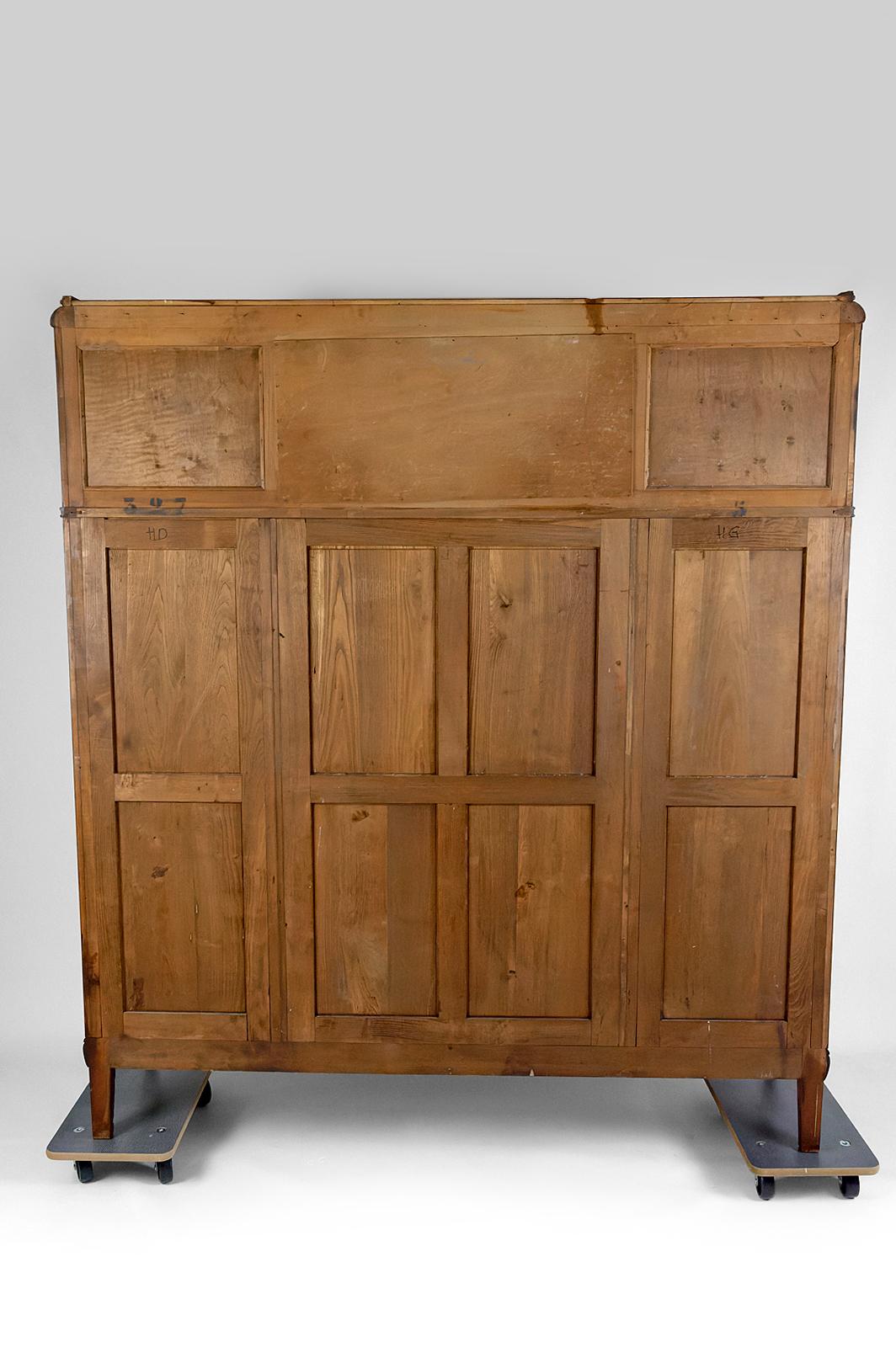 Art Deco bookcase / cabinet / display case in carved walnut, France, circa 1925 For Sale 13