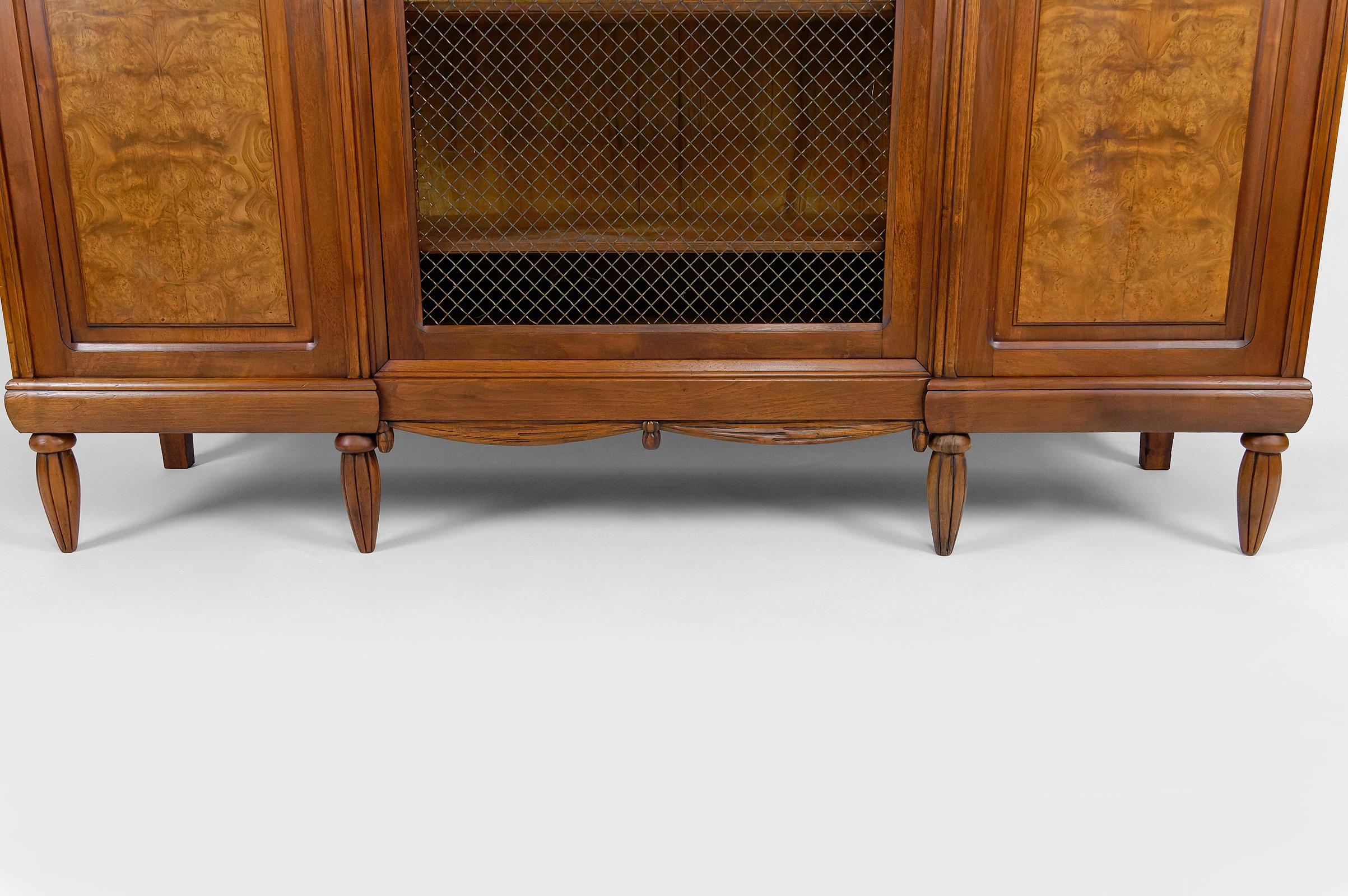 Mirror Art Deco bookcase / cabinet / display case in carved walnut, France, circa 1925 For Sale