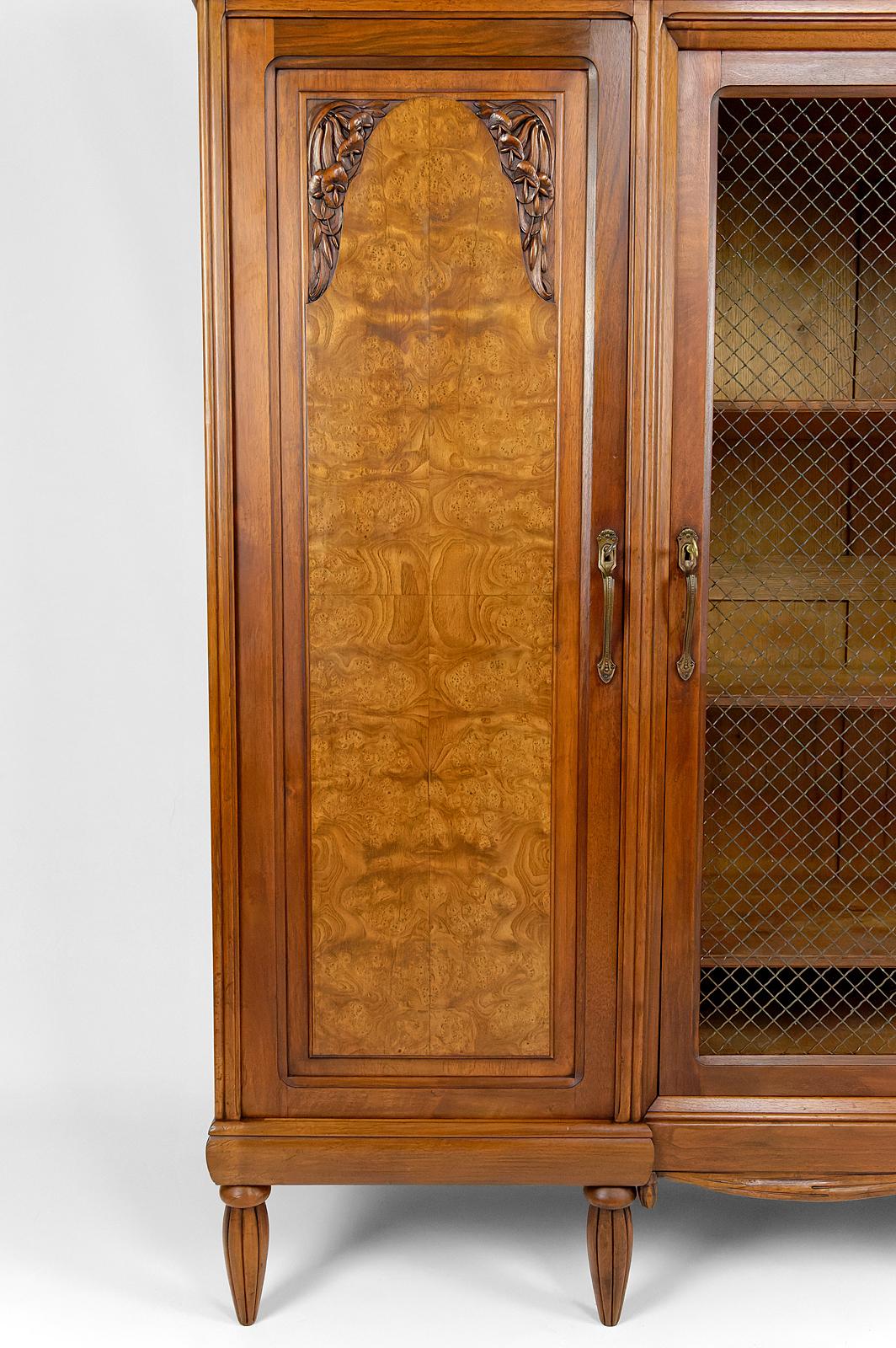 Art Deco bookcase / cabinet / display case in carved walnut, France, circa 1925 For Sale 1