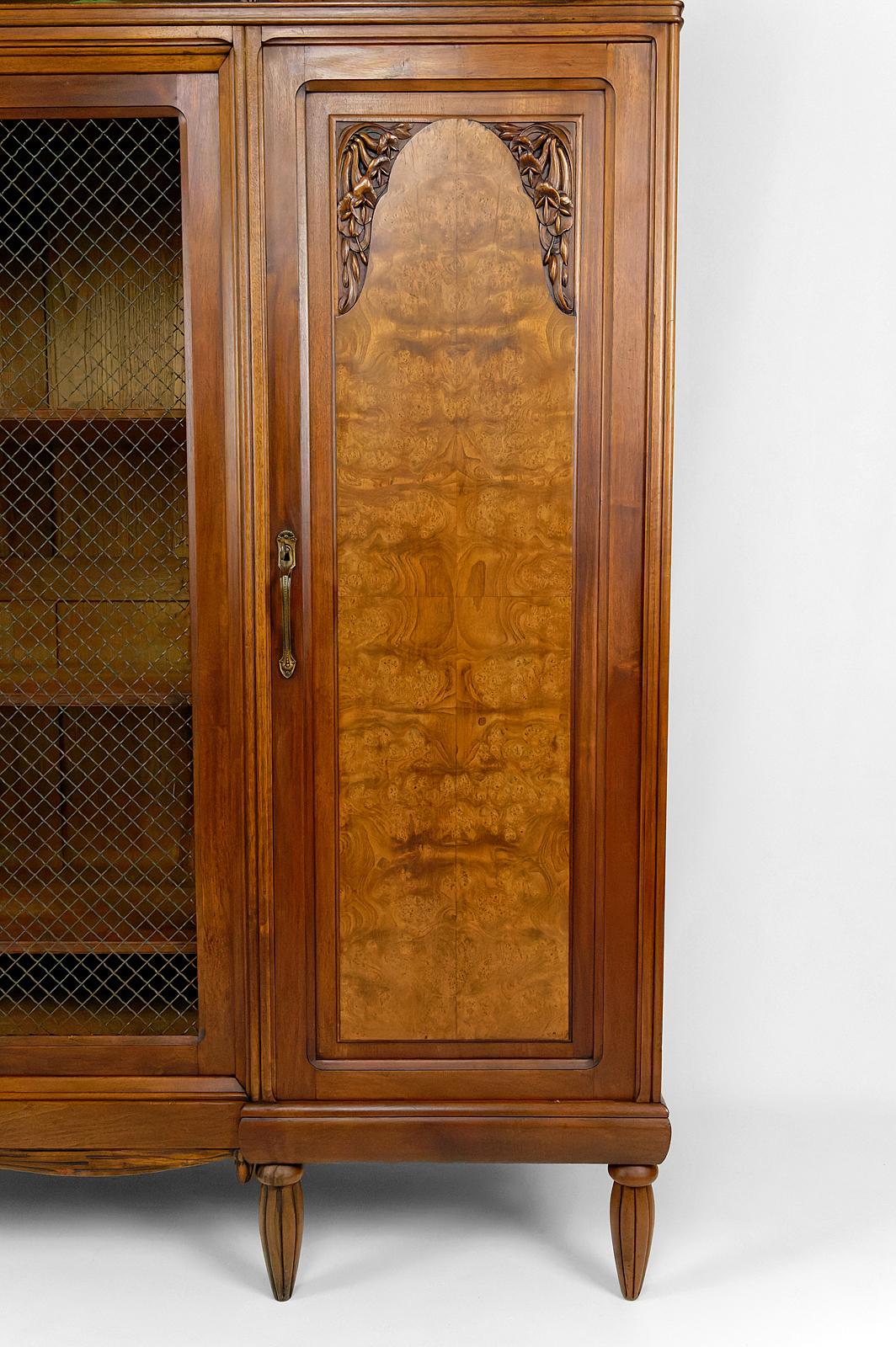 Art Deco bookcase / cabinet / display case in carved walnut, France, circa 1925 For Sale 2