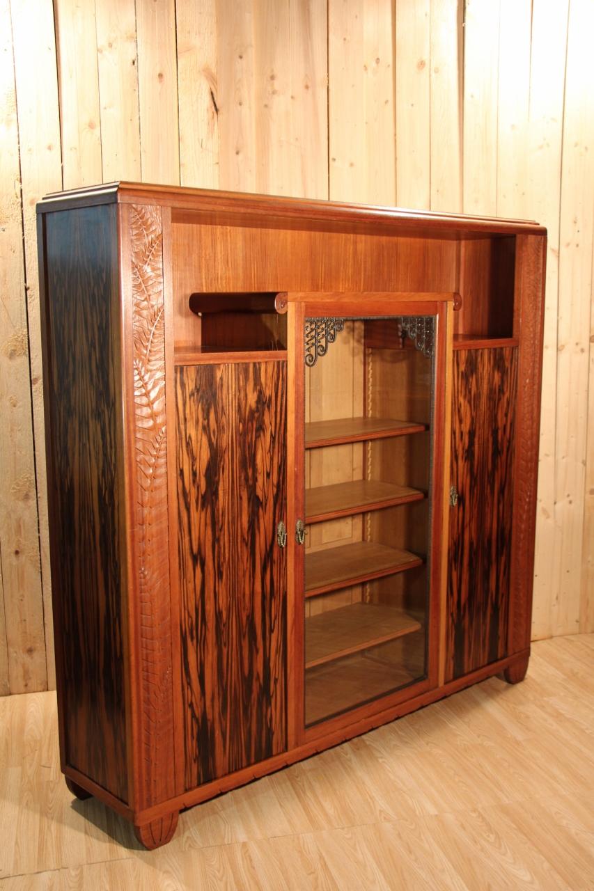 Bookcase signed by Gauthier Poinsignon Nancy, Art Deco period, mahogany and Macassar veneer and wrought iron, in very good condition, has 5 shelves in each compartment, signed on the front foot.