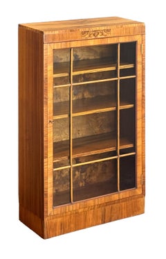 Art-Déco-Bücherregal oder Vitrine aus Walnuss-Wurzelholz mit verglaster Flügeltür