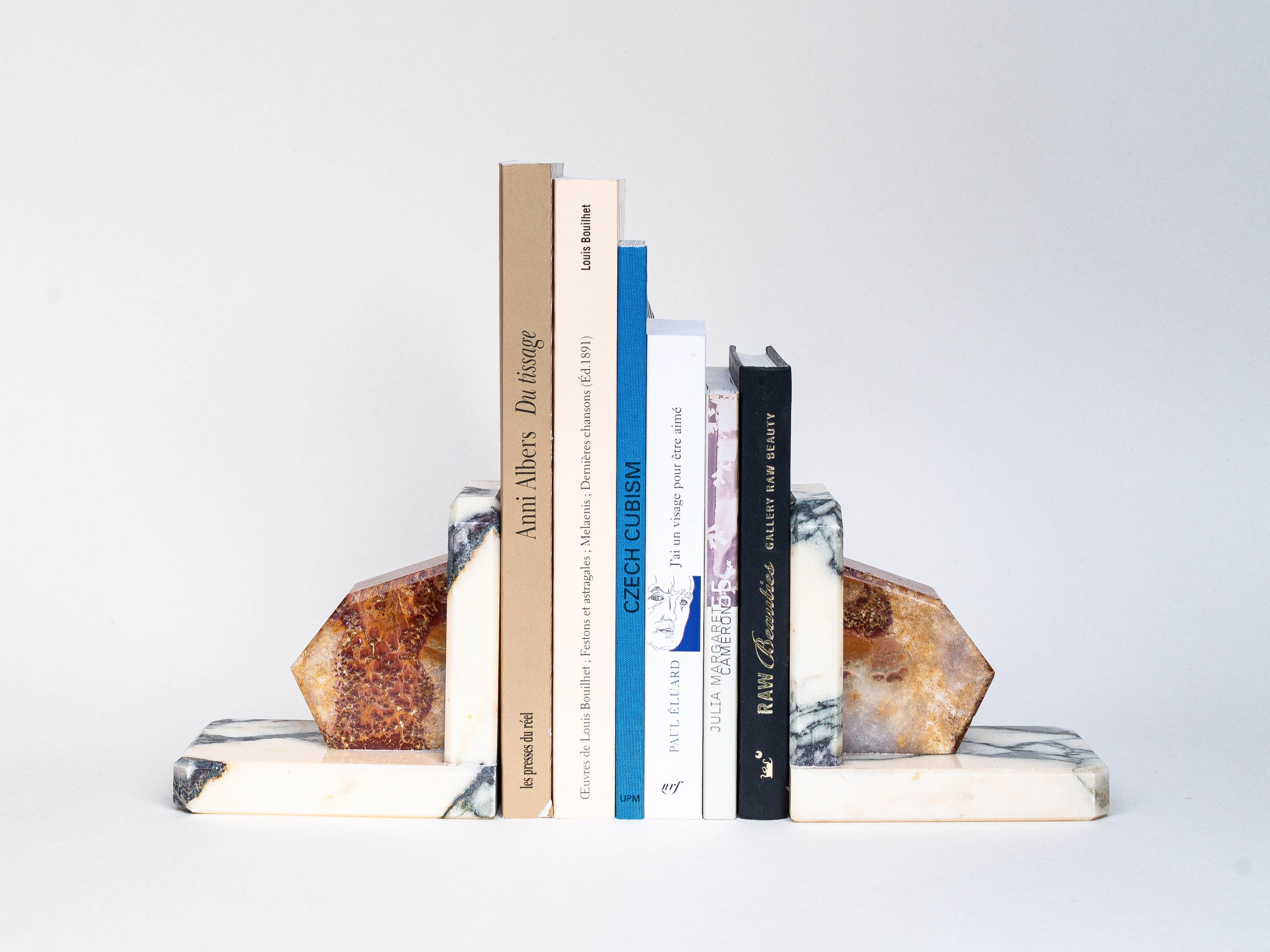 Carved Art Deco Bookends in White Marble and Brown Onyx, Mid-Century Modern For Sale