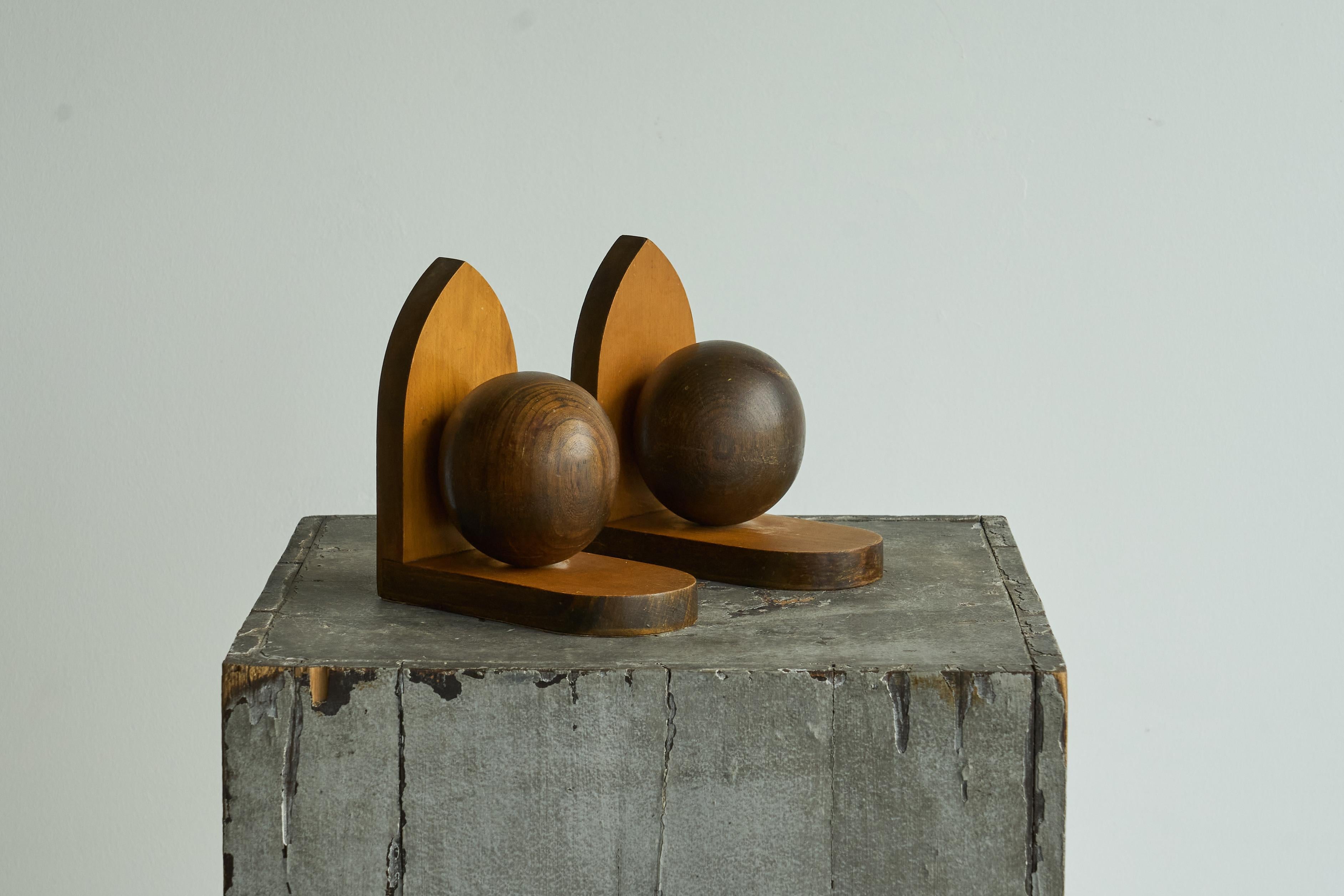 Art Deco Bookends in Wood, Europe, 1930s.

This is a wonderful pair of art deco bookends. Designed in a very distinct art deco fashion, these will hold your books very elegantly.

They feature a nice and art deco design with large spheres. Great