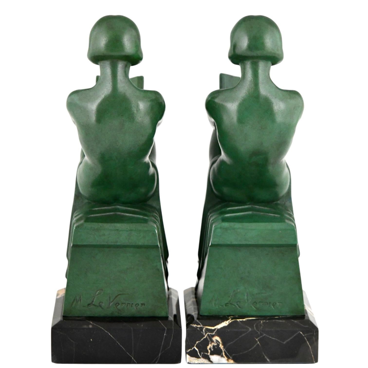 Patinato Reggilibri Art Deco che leggono nudi Delassement di Max Le Verrier Francia 1930 in vendita