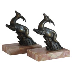 Serre-livres Art Déco Springbok en métal sur socle en marbre, France, vers 1930
