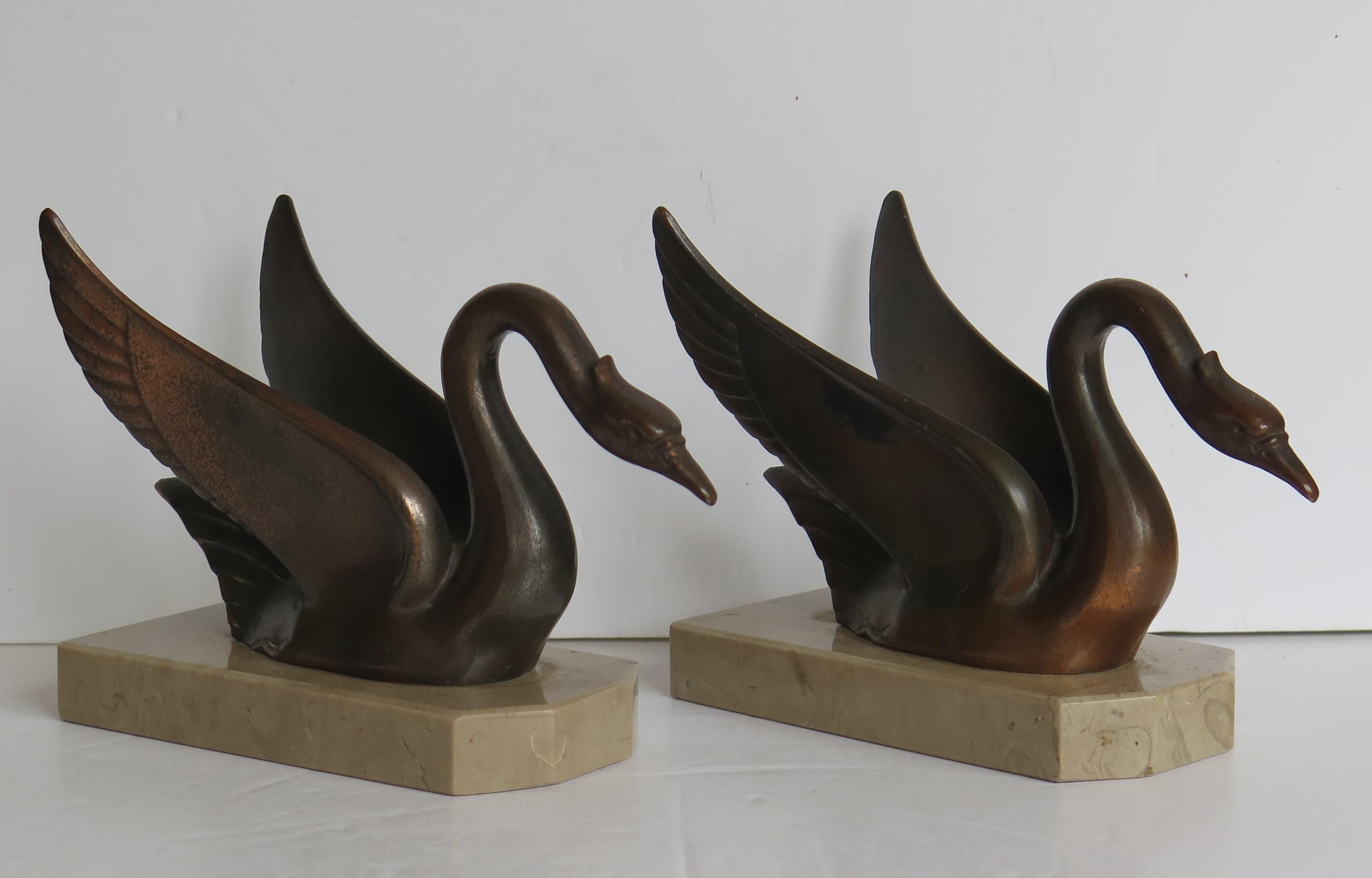 Art Deco Bookends Swans Bronzed Metal on Beige Marble Bases, French, circa 1930 For Sale 1