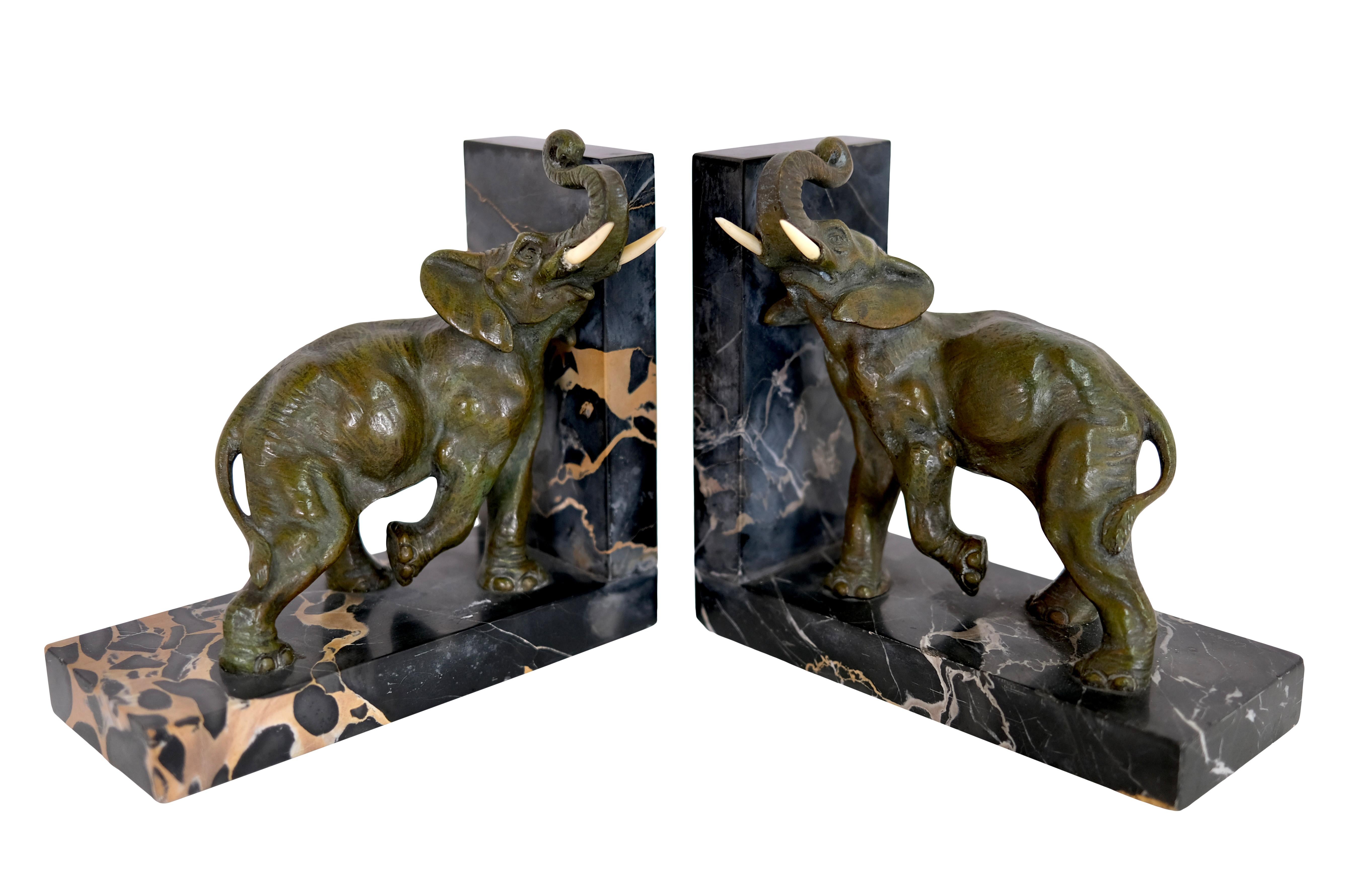 Paire de serre-livres de Louis-Albert Carvin
Éléphants 
Bronze avec patine d'origine
Base de portormarbre
