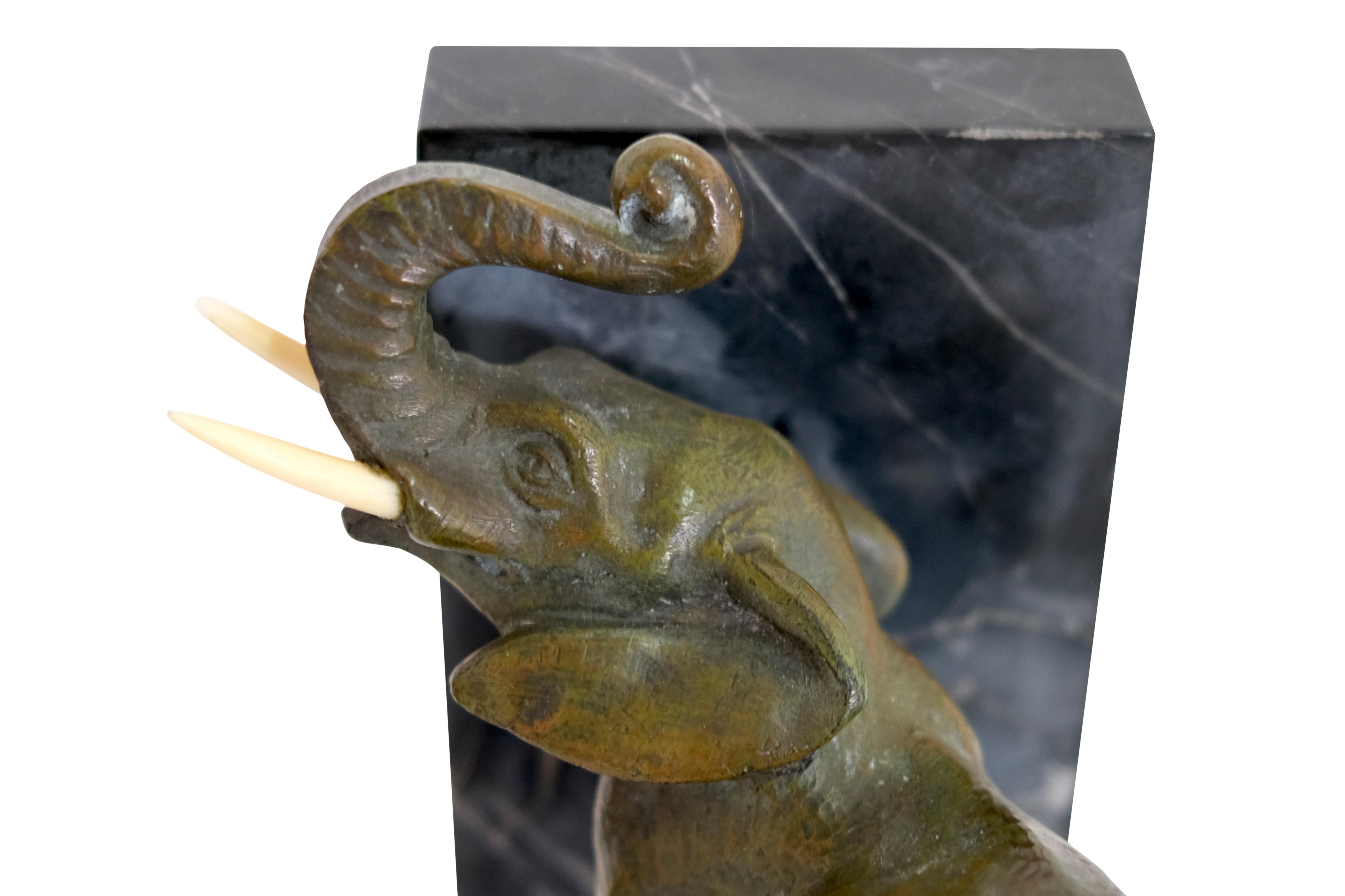 Serre-livres Art Déco avec éléphants en bronze de Louis-Albert Carvin, France, années 1930 Bon état - En vente à Ulm, DE