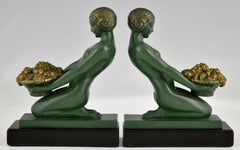 Serre-livres Art Dco avec nus agenouills tenant des paniers par Max Le Verrier 1930