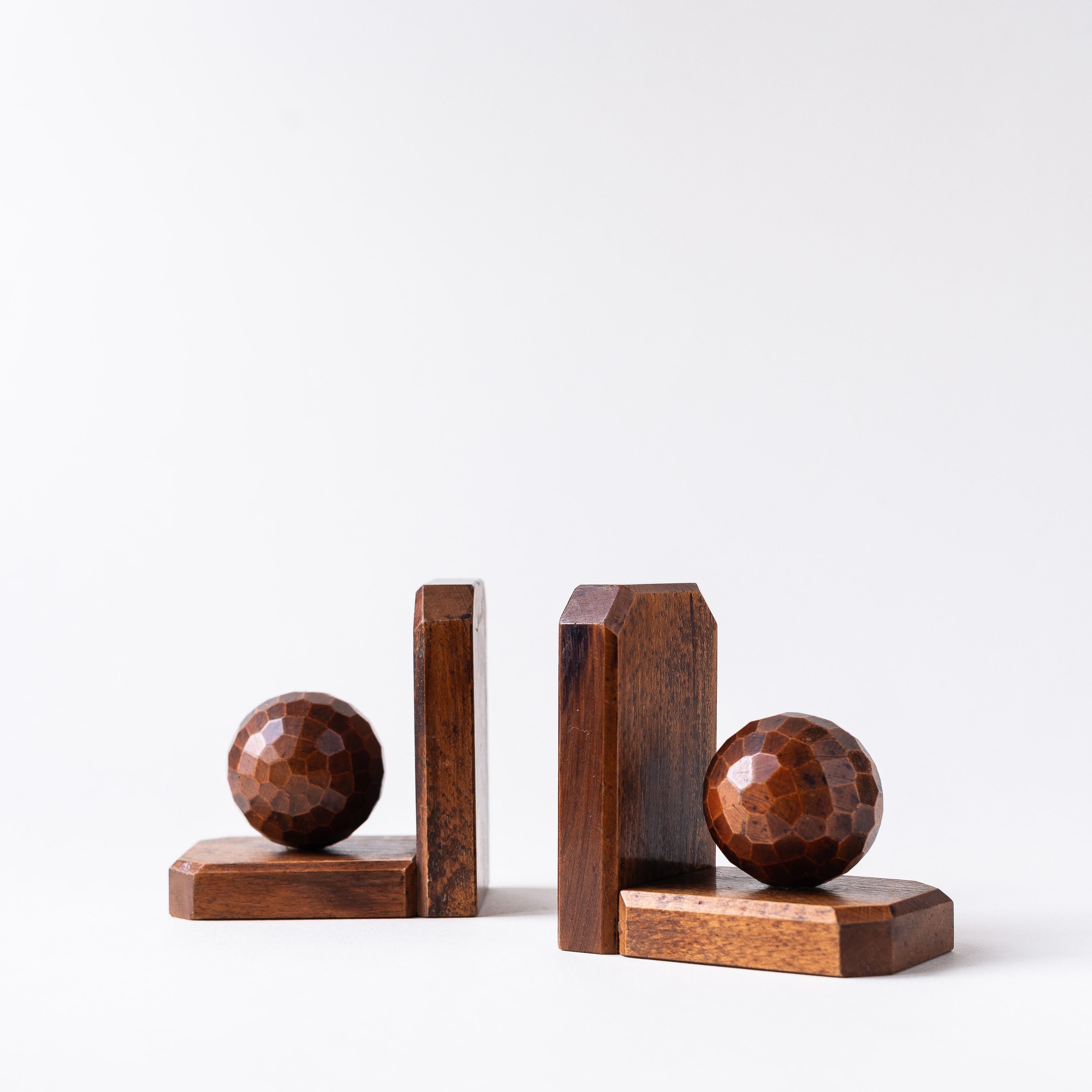 Art-Déco-Buchstützen, Holz-Golfballs, Mid-Century Modern (Facettiert) im Angebot