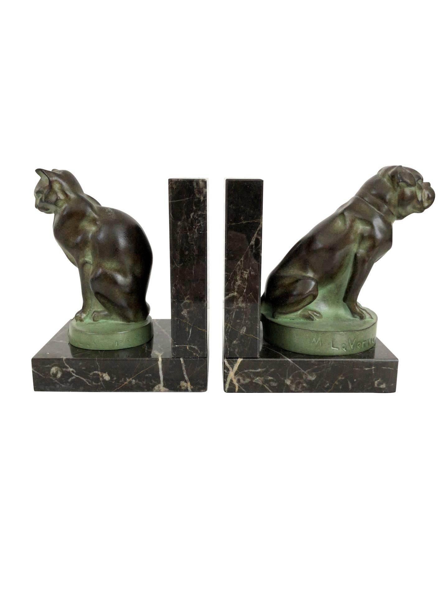 “Chat et Dogue” (cat and dog )
Original “Max Le Verrier”
Art Deco style, France

Bookends made in “Régule” (spelter)
Socle in black marble
signed
Green patina

Dimensions, each piece:
Width 10 cm
Height 13 cm
Depth 8 cm.