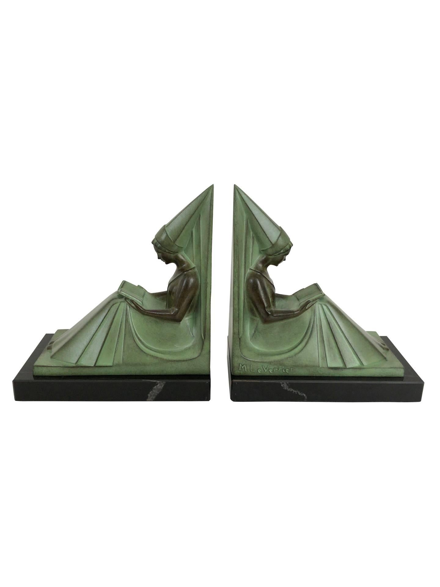 “Moyen Age”
Original “Max Le Verrier”
Art Deco style, France.

Reading ladies 
Bookends made in “Régule” (spelter)
Socle in black marble
signed
Green patina

Dimensions each piece:
Width 16 cm
Height 17,5 cm
Depth 9 cm.