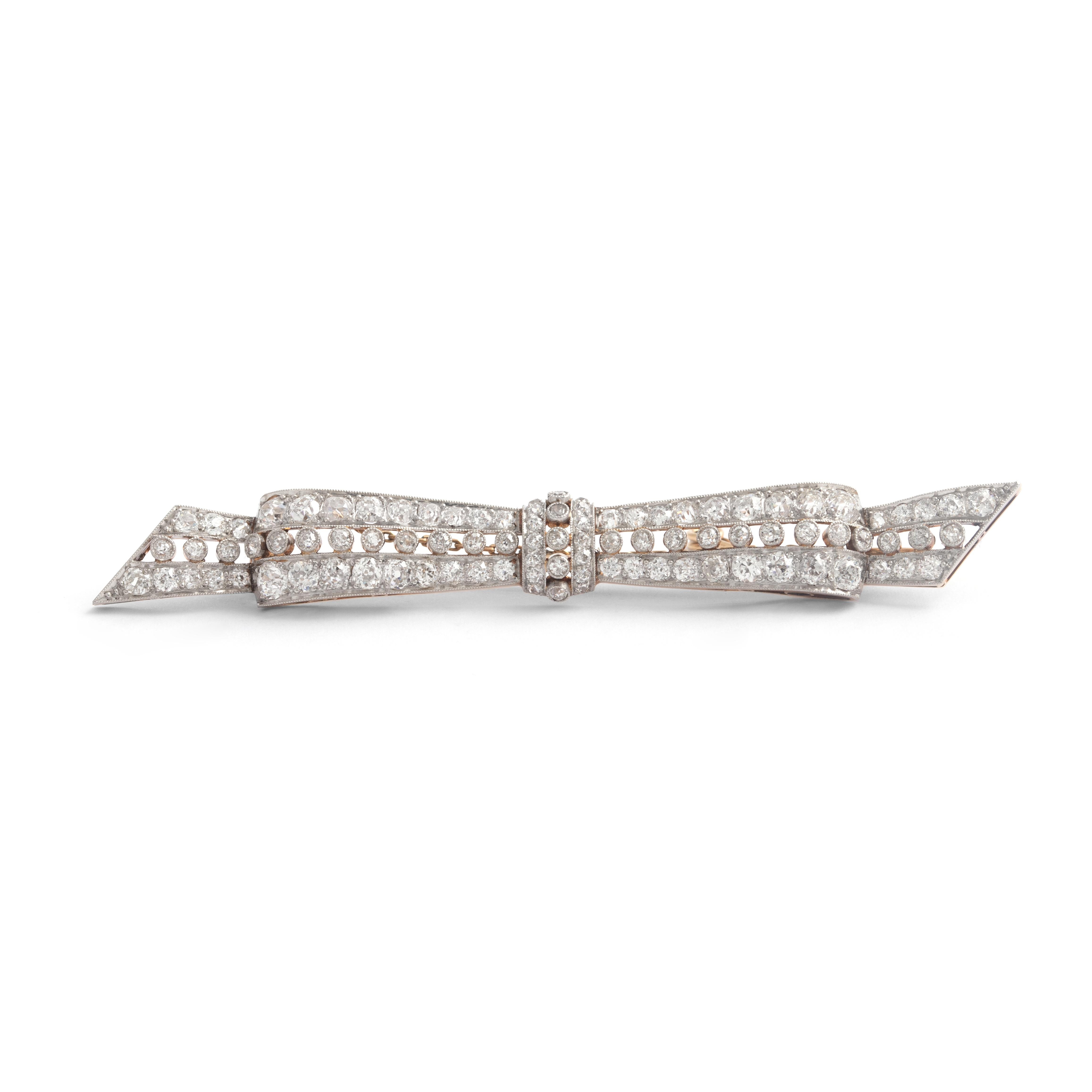 Art Deco Bow Brooch Diamond, Platinum and Gold.
Circa 1925.

Dimensions:
Length: 8.50 centimeters.
Weight: 0.70 centimeters up to 1.00 centimeters.
Thickness: 0.50 centimeters up to 0.80 centimeters.

Security chain in gold.

Total weight: 11.51