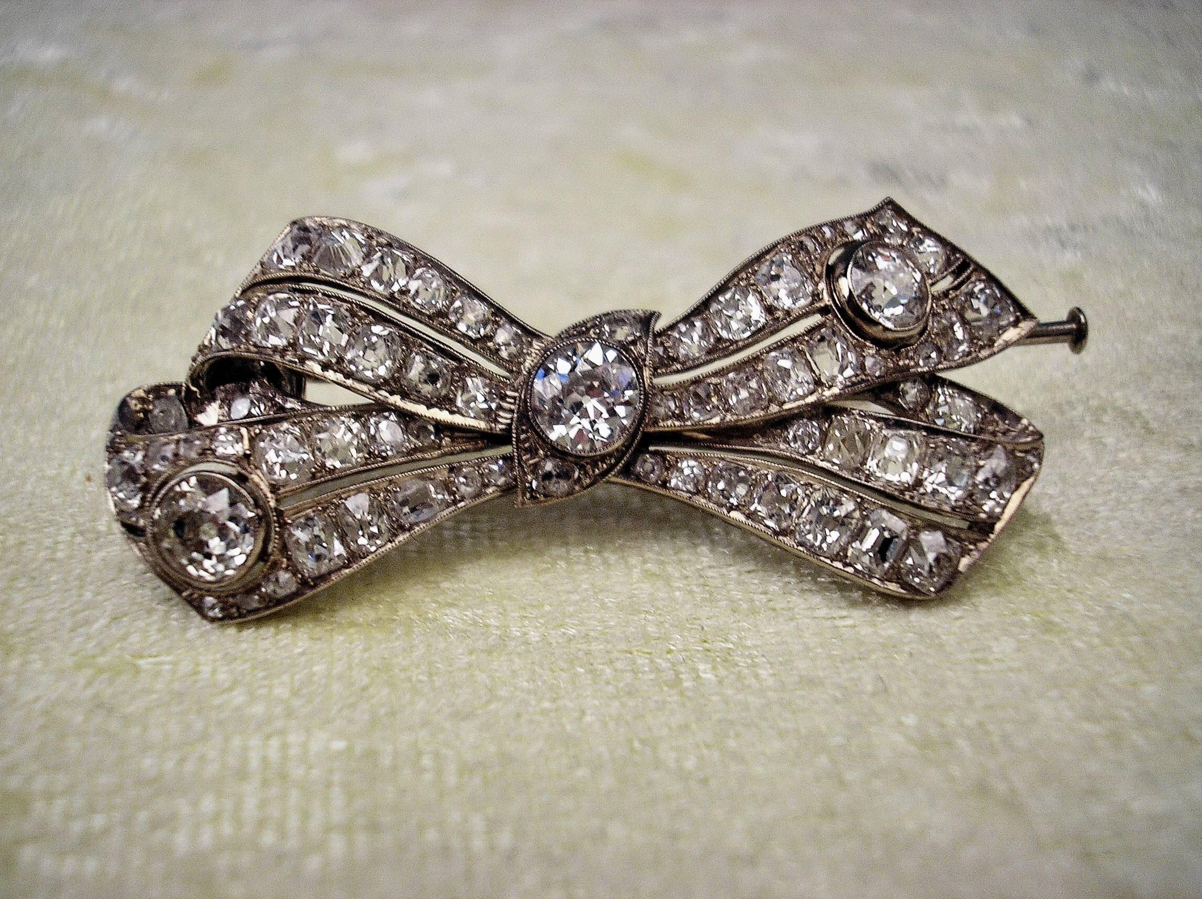 Art Déco Bow Mesh Shaped Brooch, White Gold And Diamonds 5.30 Carat, circa 1920 4