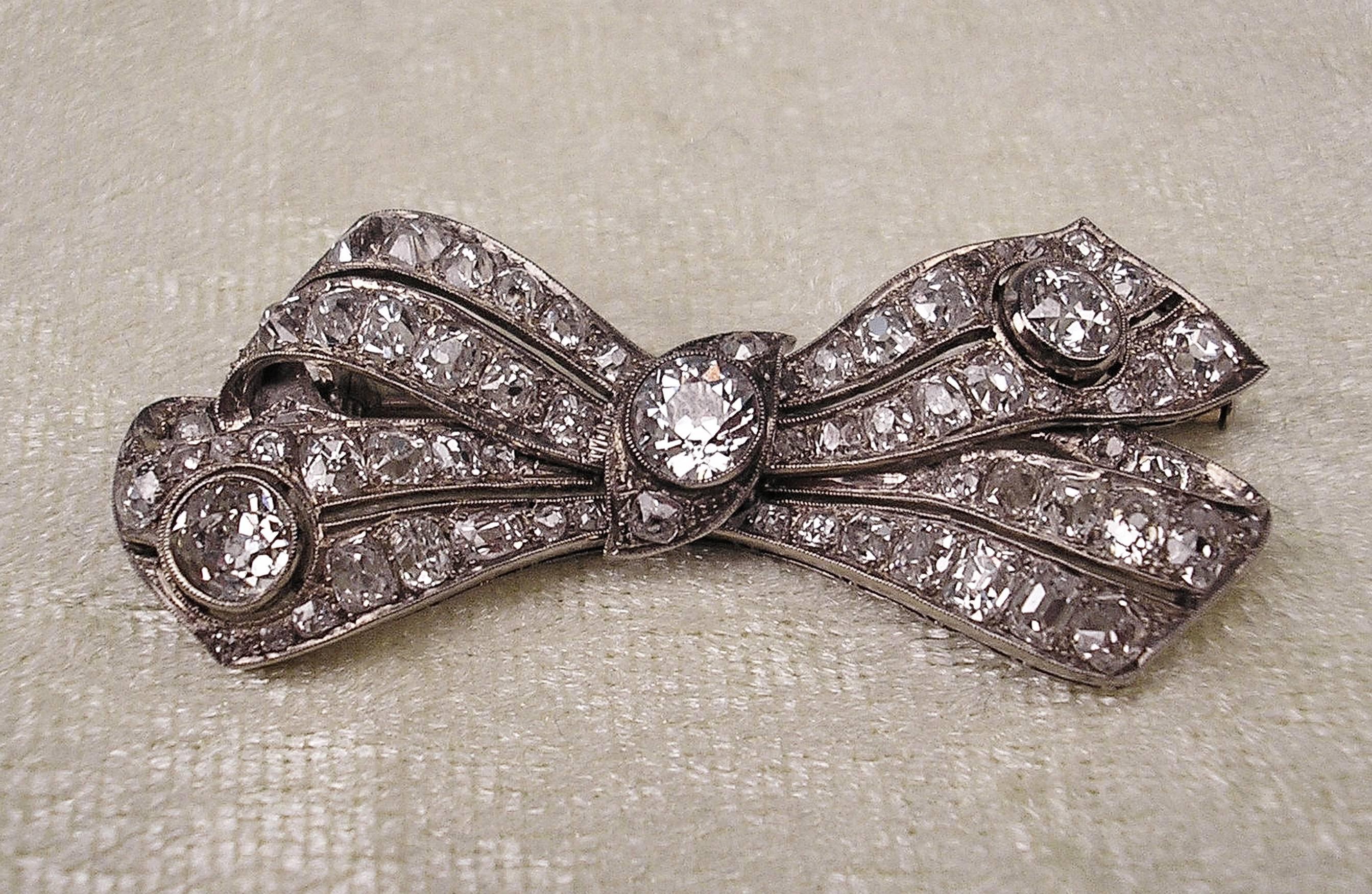 Art Deco Art Déco Bow Mesh Shaped Brooch, White Gold And Diamonds 5.30 Carat, circa 1920