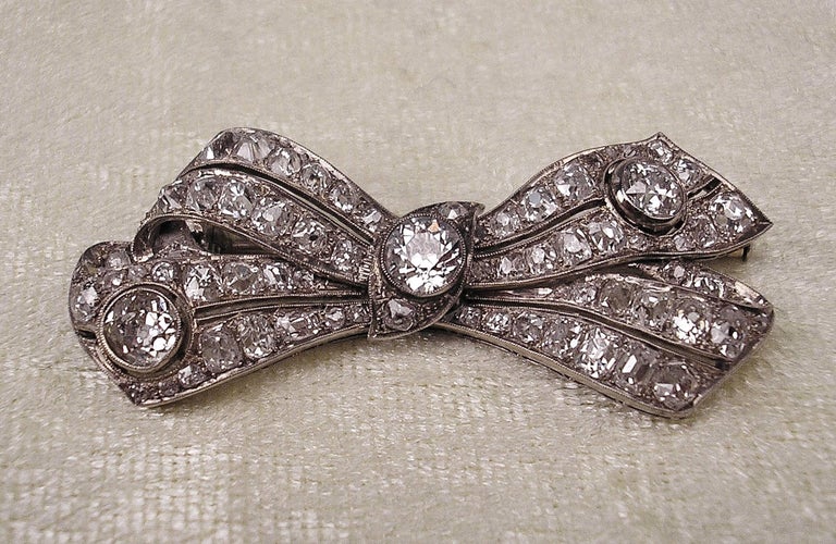 Art Deco Art Déco Bow Mesh Shaped Brooch, White Gold And Diamonds 5.30 Carat, circa 1920 For Sale