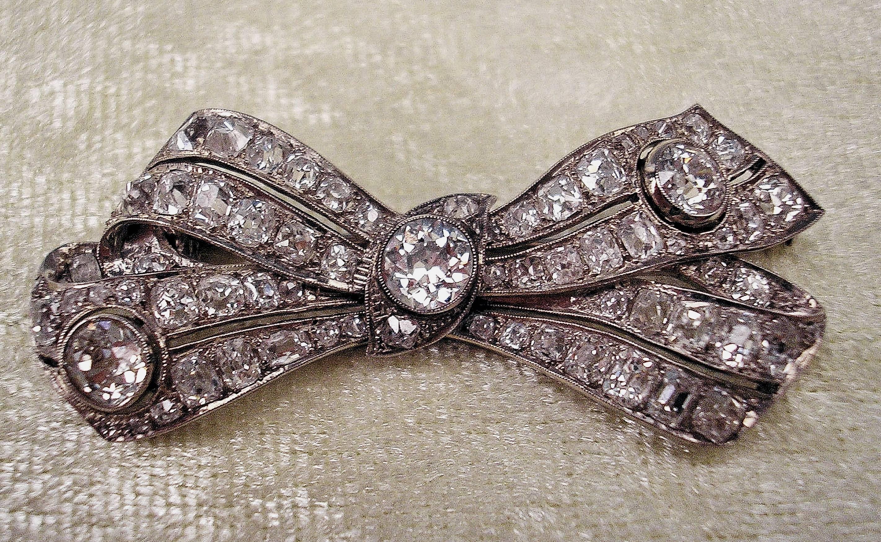 Old European Cut Art Déco Bow Mesh Shaped Brooch, White Gold And Diamonds 5.30 Carat, circa 1920