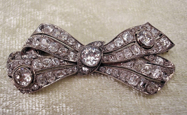 Old European Cut Art Déco Bow Mesh Shaped Brooch, White Gold And Diamonds 5.30 Carat, circa 1920 For Sale