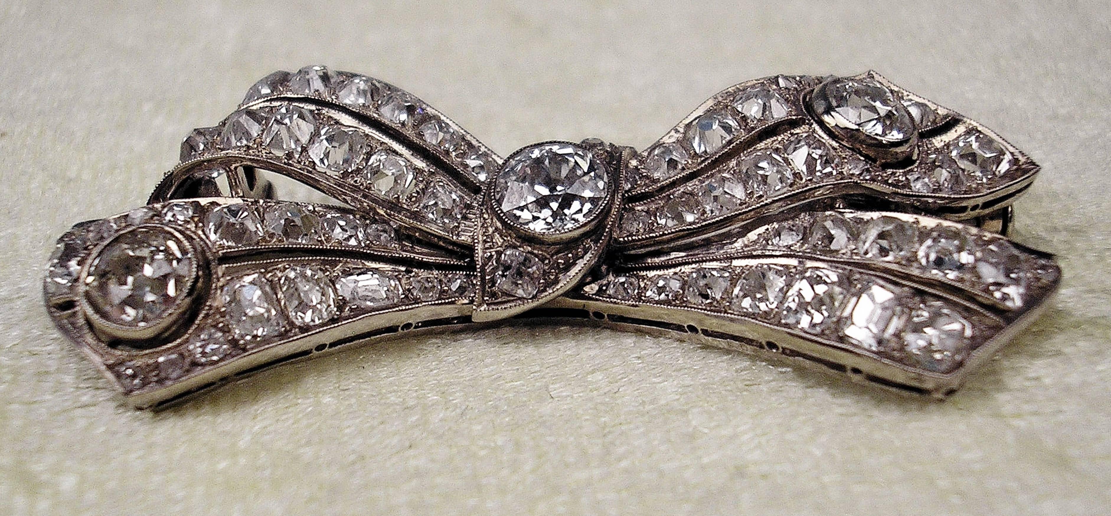 Art Déco Bow Mesh Shaped Brooch, White Gold And Diamonds 5.30 Carat, circa 1920 In Excellent Condition In Vienna, AT
