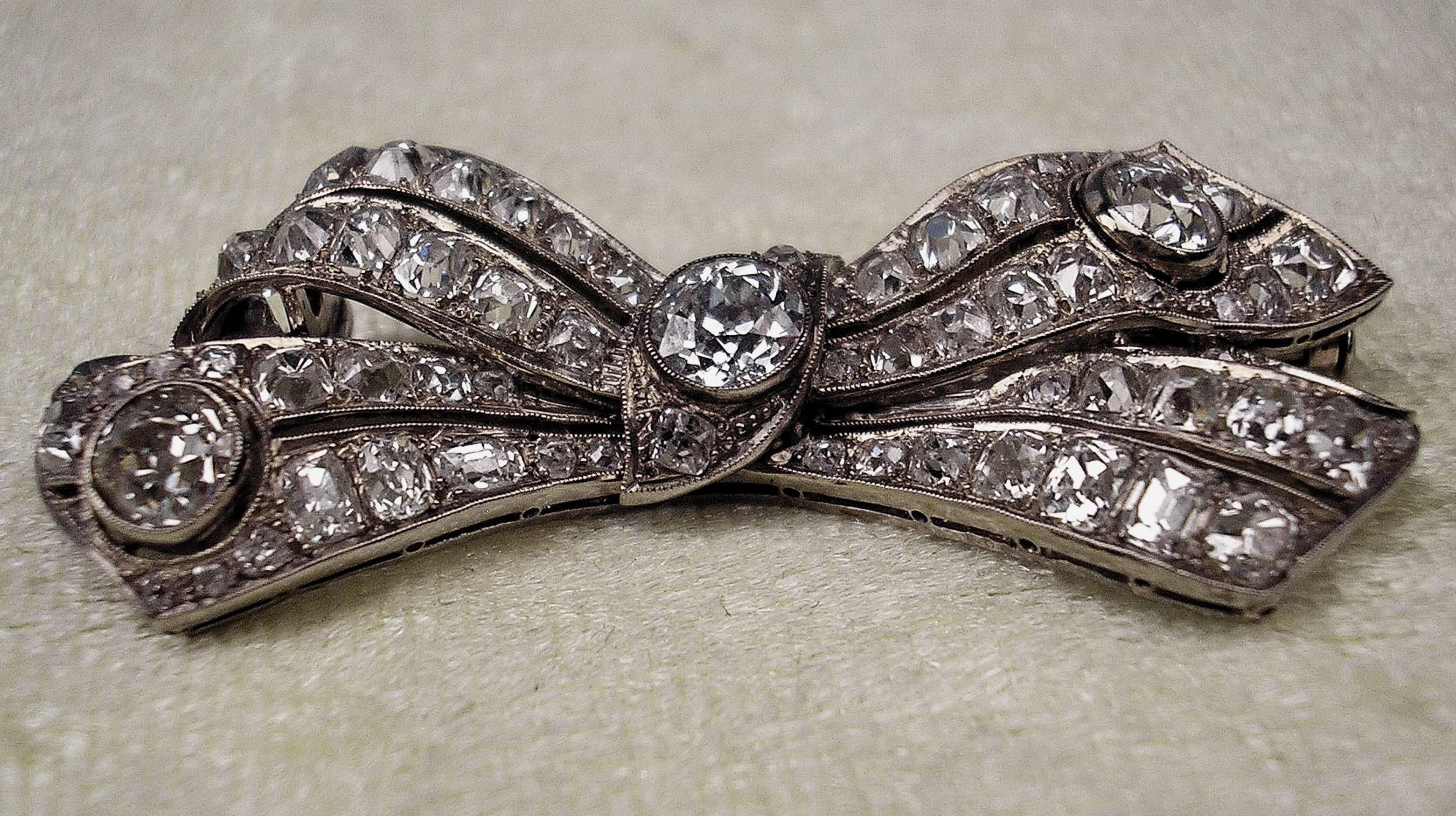 Women's Art Déco Bow Mesh Shaped Brooch, White Gold And Diamonds 5.30 Carat, circa 1920