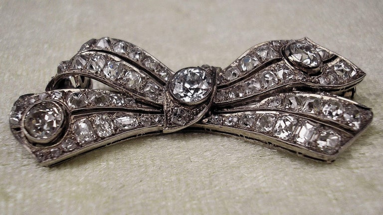 Women's Art Déco Bow Mesh Shaped Brooch, White Gold And Diamonds 5.30 Carat, circa 1920 For Sale