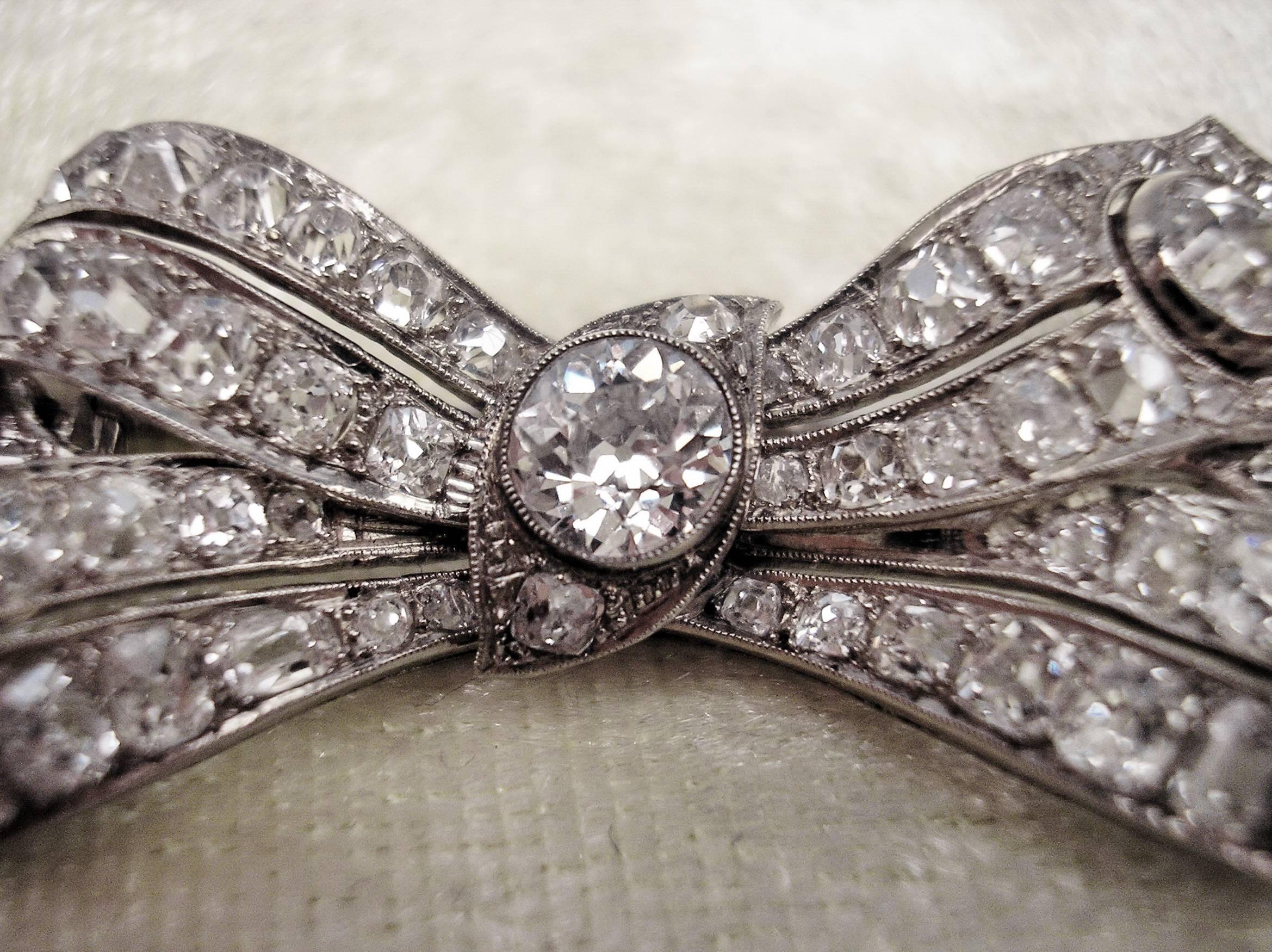 Art Déco Bow Mesh Shaped Brooch, White Gold And Diamonds 5.30 Carat, circa 1920 1
