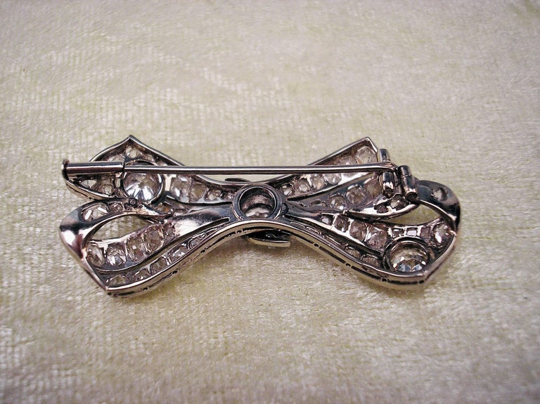Art Déco Bow Mesh Shaped Brooch, White Gold And Diamonds 5.30 Carat, circa 1920 For Sale 2