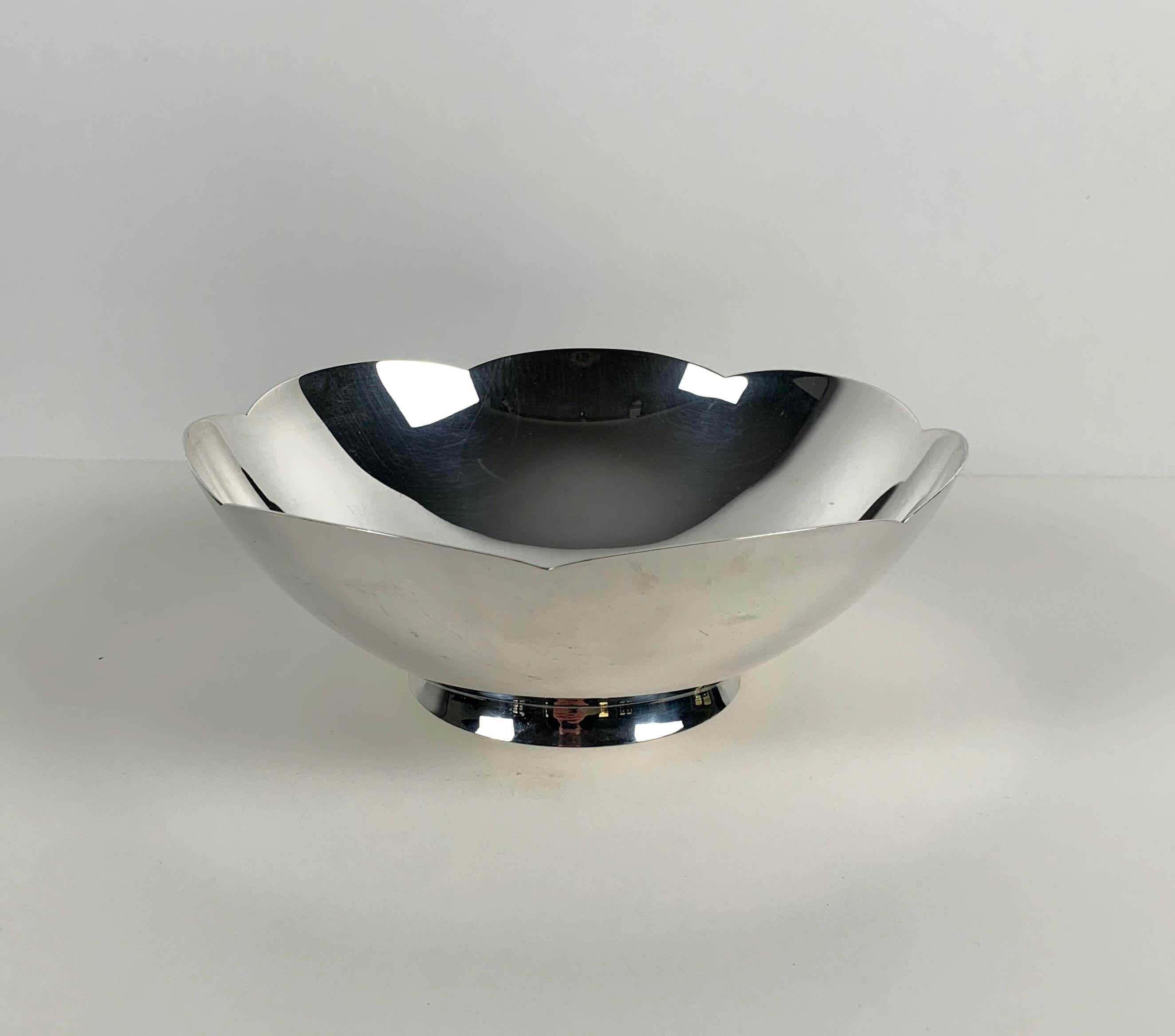 Beautiful Art Deco bowl by Tiffany & Co., New York, Circa 1920-40s.
Great, thick quality. 
Stamped 925 Sterling Silver. Hallmark includes pattern no. 23843.
Dimensions: H 8 cm, Ø 22.5 cm.