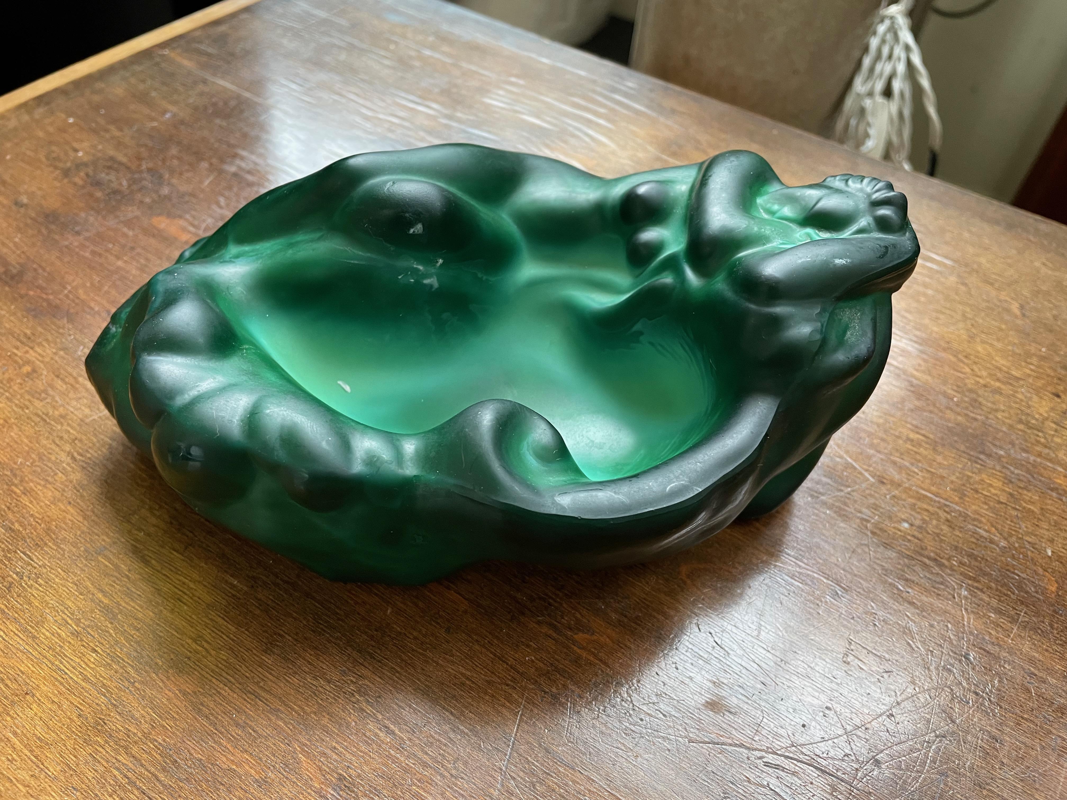 Decorative green Art Déco bowl with reclining female sculpture.
Carl Schlevogt. (1869-1959)
Czech Republic 1930s.
Good original condition.
Malachit.