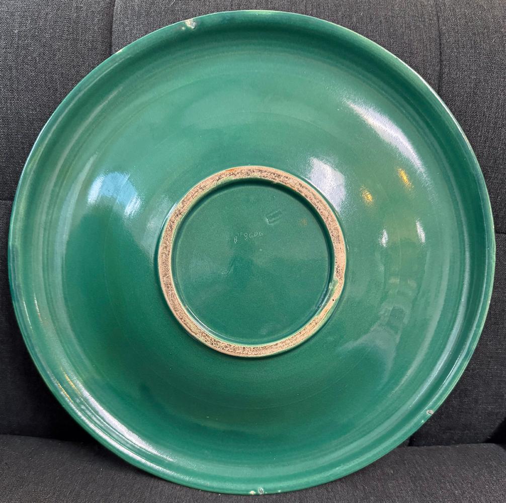 Smaltato Ciotola Art Deco con uccelli canori di Mequinion, in verde giada e giallo in vendita