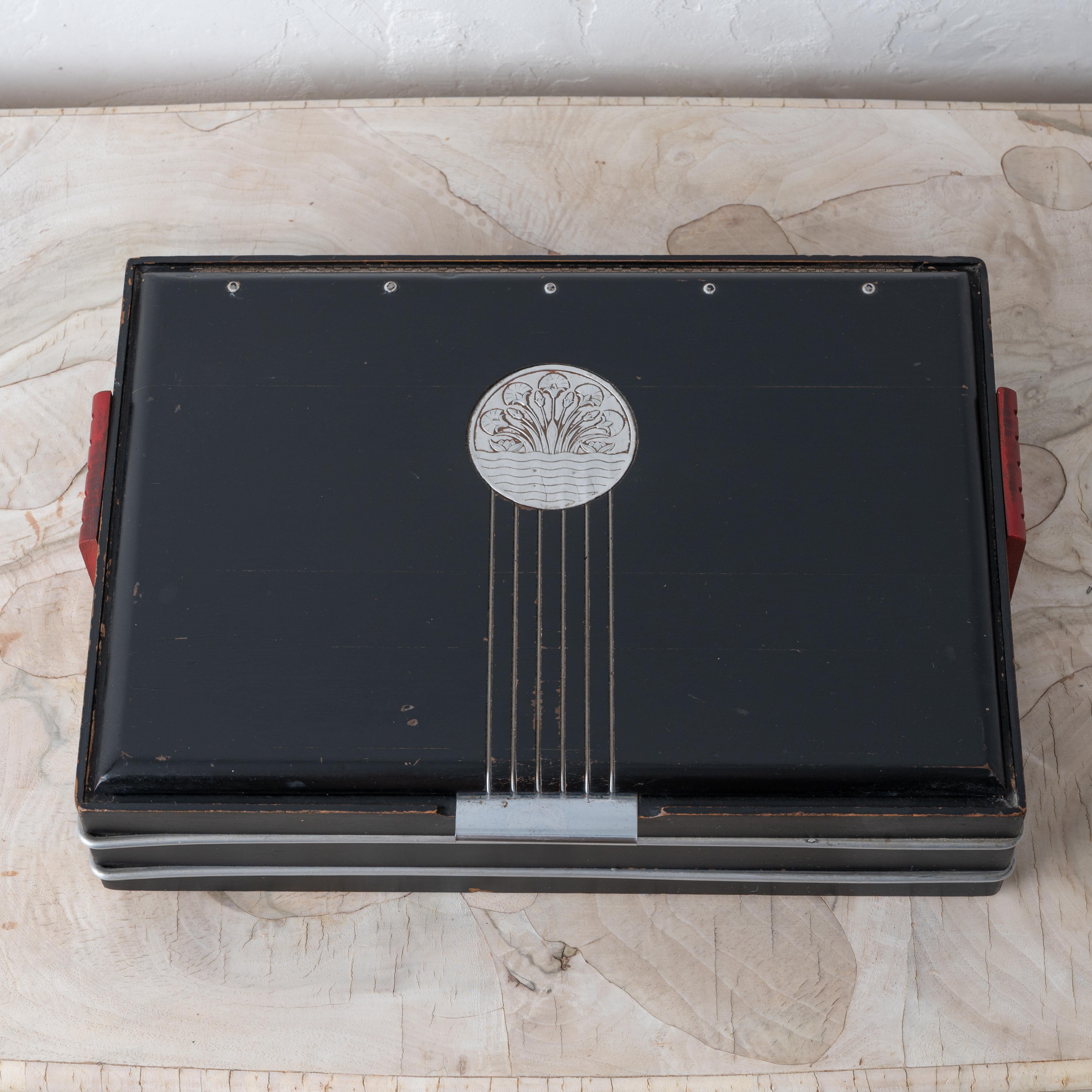 An art deco document size box, 1920s. 



15 inches wide by 10 ½ inches deep by 3 ¼ inches tall



