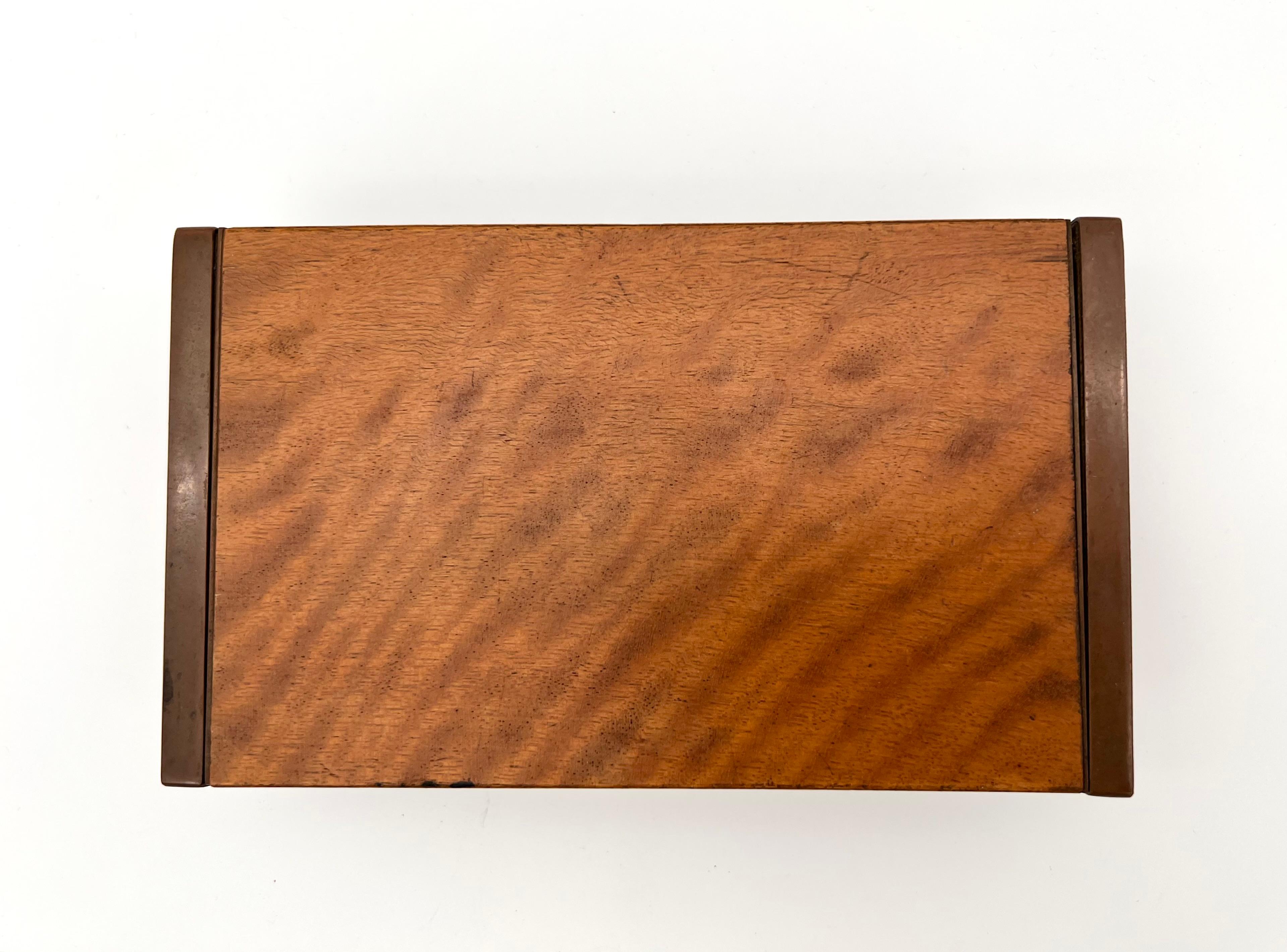 Boîte Art déco en bois, intérieur en cuivre. Par Carl Auböck, années 1930.

Répertorié dans le catalogue 