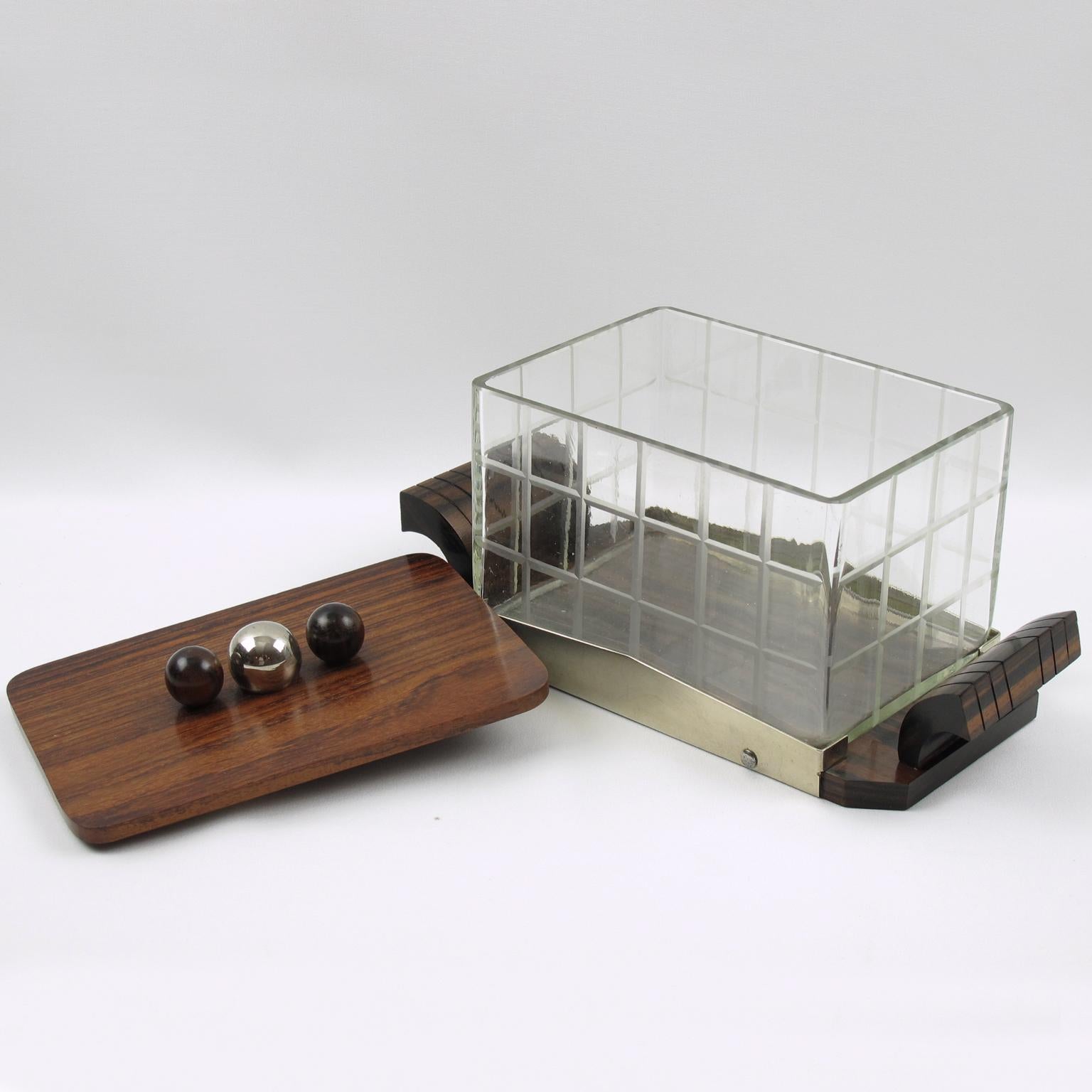 Esta elegante caja decorativa Art Déco con un cuenco de cristal incrustado se fabricó en Francia en la década de 1930. Antiguamente, la caja con su inserción para servir se utilizaba como caja de galletas o tarro de caramelos. El diseño modernista