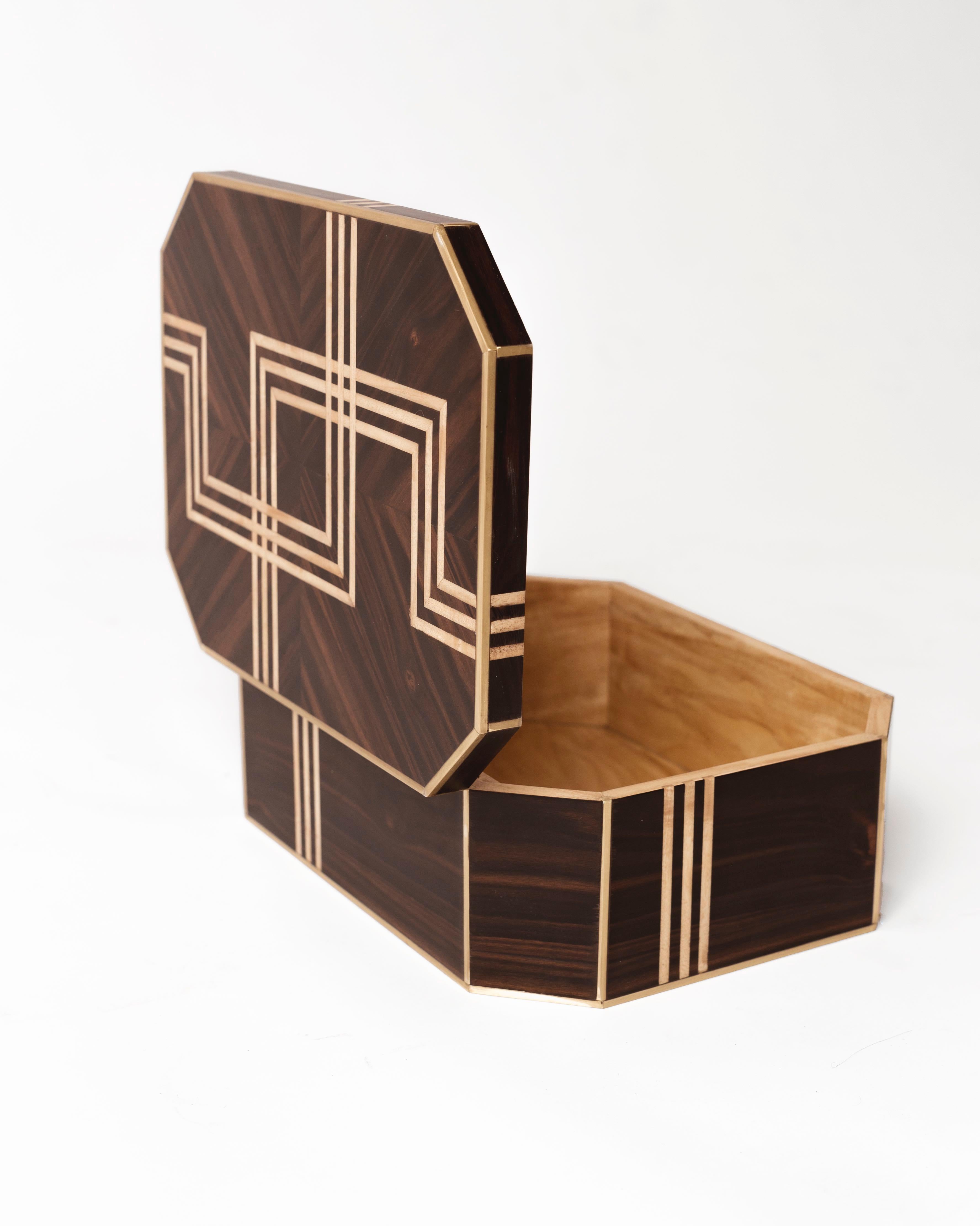 Art-Deco-Stil-Box mit Ebenholzfurnier, mit Intarsien aus Bronze und Federholz (Art déco) im Angebot