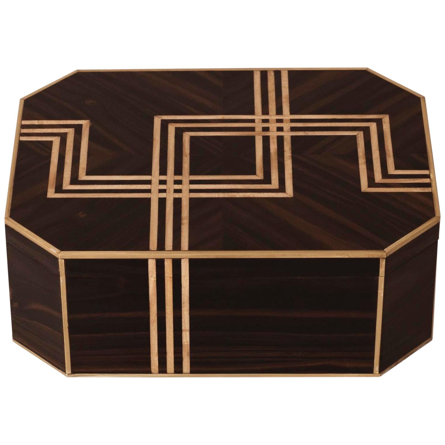 Boîte de style Art Déco avec placage en ébène, avec incrustations en bronze et bois de springwood en vente