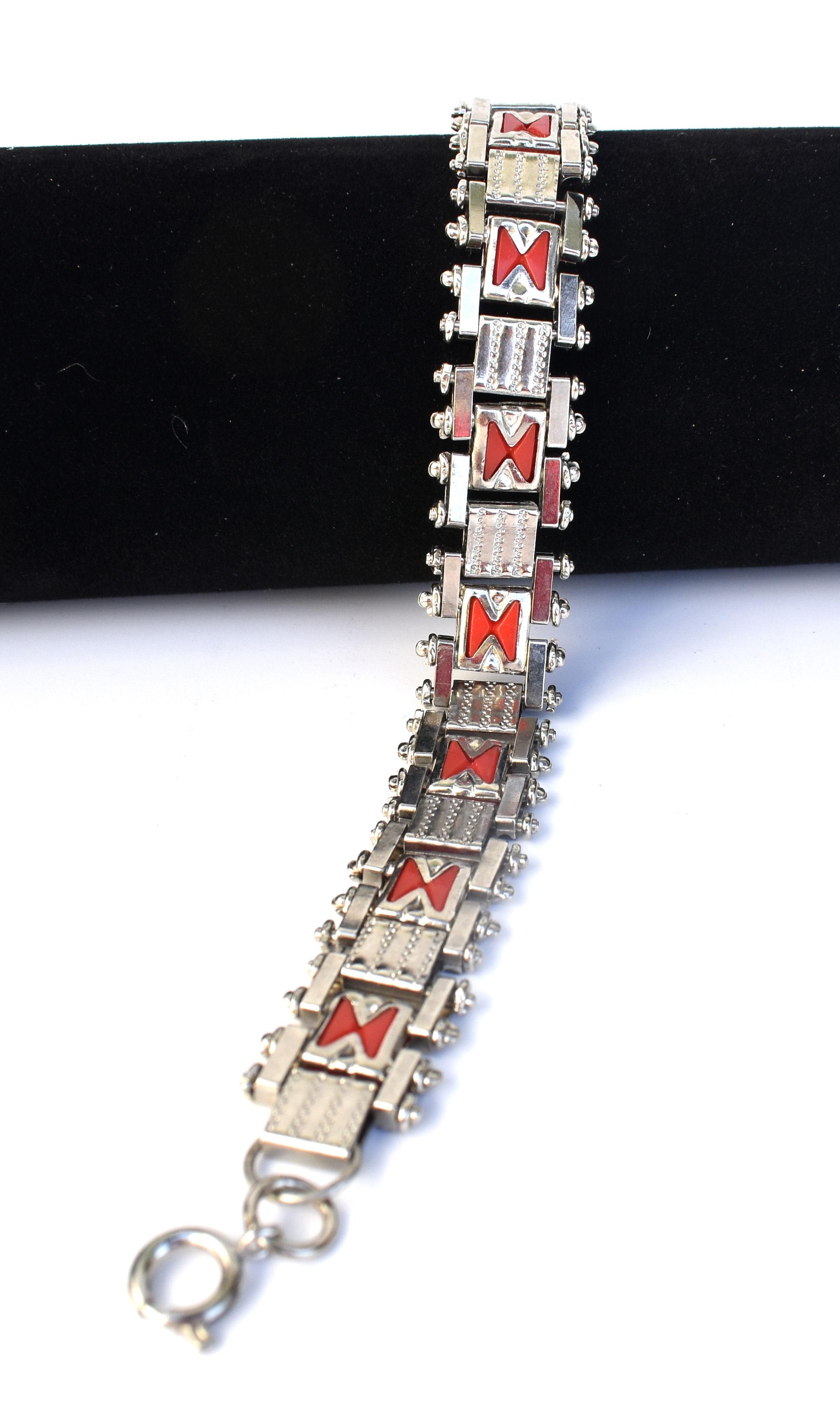 Preciosa pieza de joyería de la casa Jakob Bengel, de la década de 1930. Uno de los principales fabricantes de joyas Art Déco, la empresa produjo en los años 20 y 30 piezas muy innovadoras e individuales de la época, caracterizadas estéticamente por