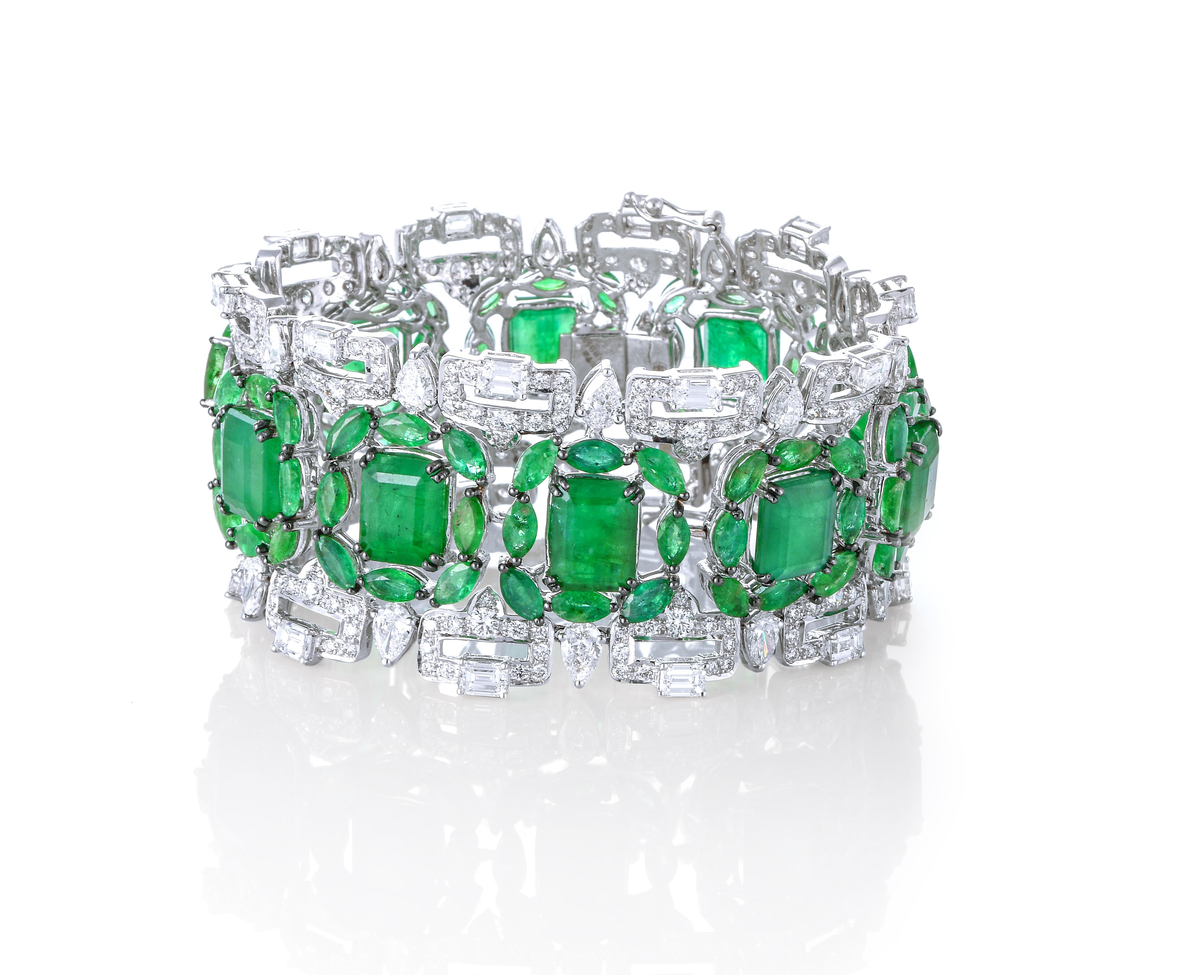 Art Deco Bracelet with 51.56 Carat Emerald and 15.22 Carat Diamonds In New Condition For Sale In Mumbai, Maharashtra