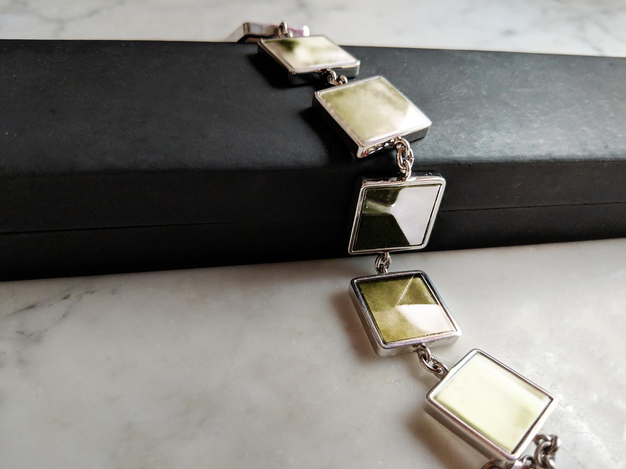 In primo piano in Vogue Bracciale in argento sterling in stile Art Déco con quarzi al limone in vendita 1