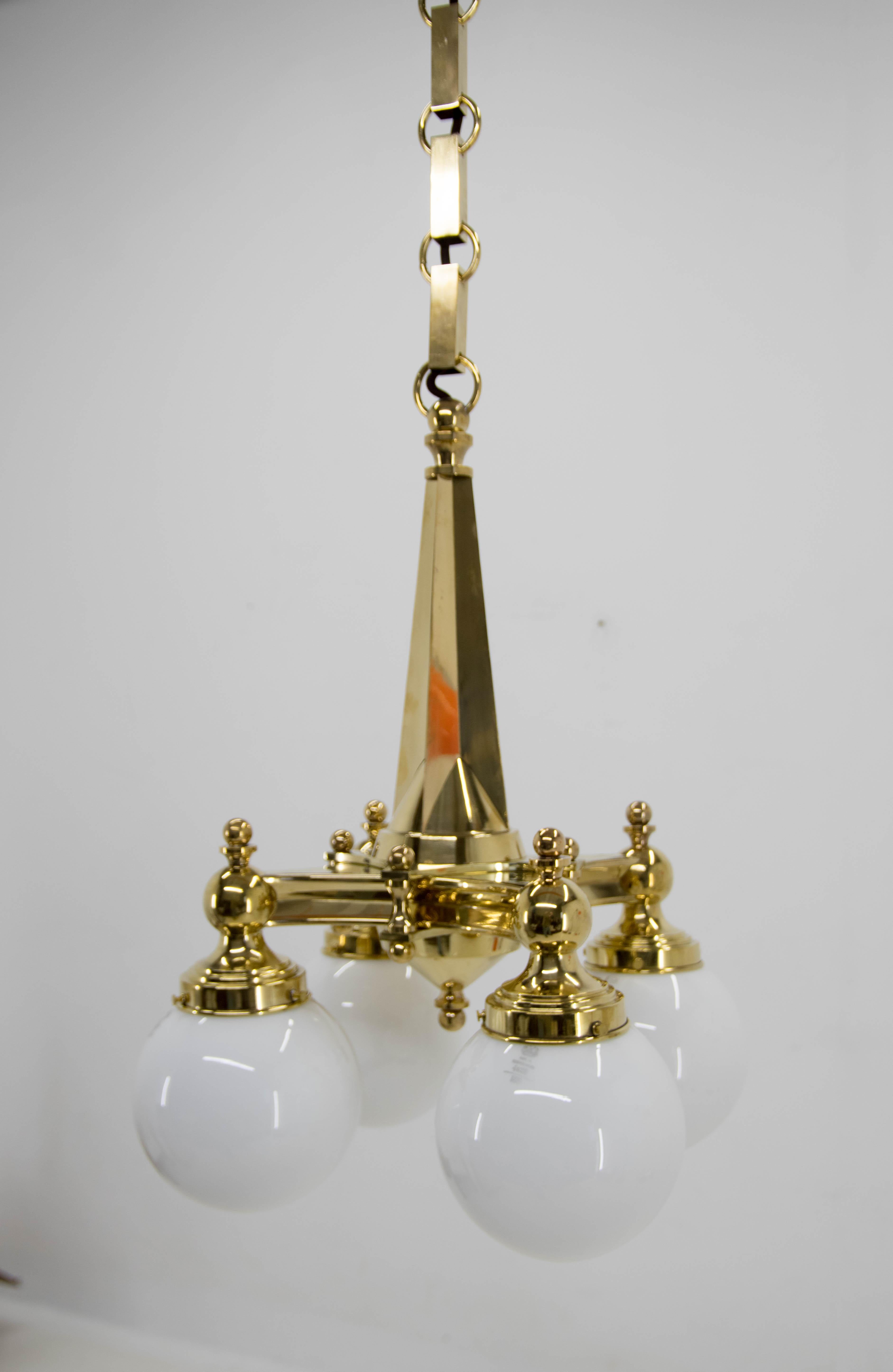 Art Deco 4-flamming chandelier in perfect condition. Chain can be shortened on request.
Polished, rewired
Original marked glass
4x40W, E25-E27 bulbs
US wiring compatible.