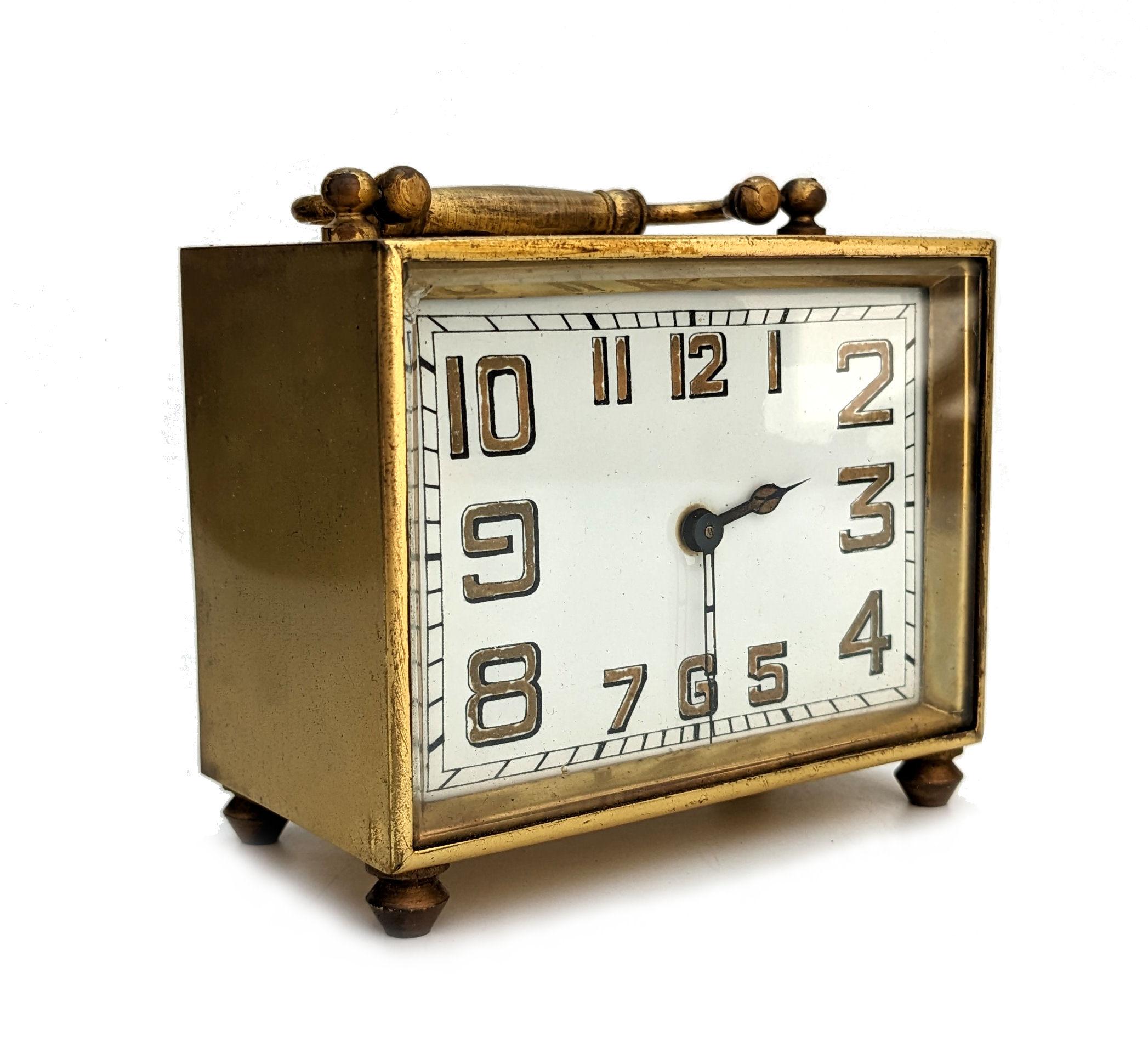 Art déco Horloge et étui à chariot de 8 jours en laiton Art Déco, français, vers 1930 en vente