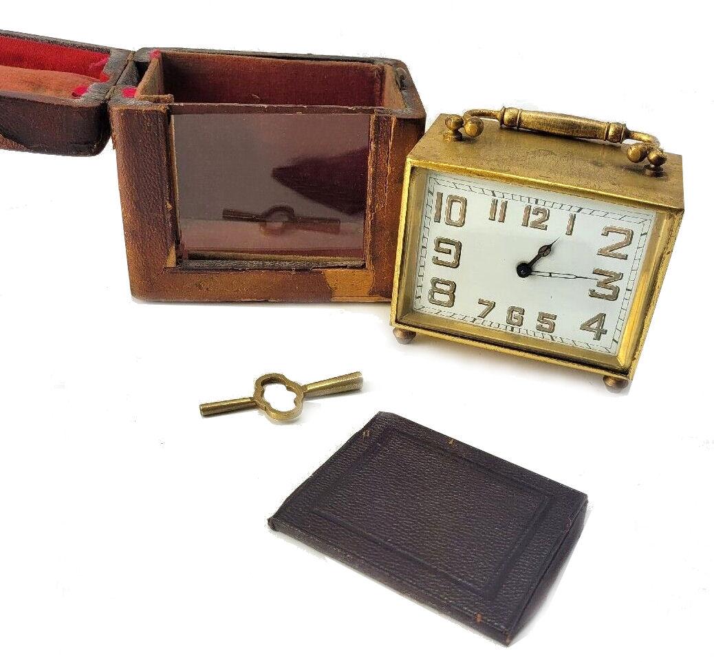 Français Horloge et étui à chariot de 8 jours en laiton Art Déco, français, vers 1930 en vente