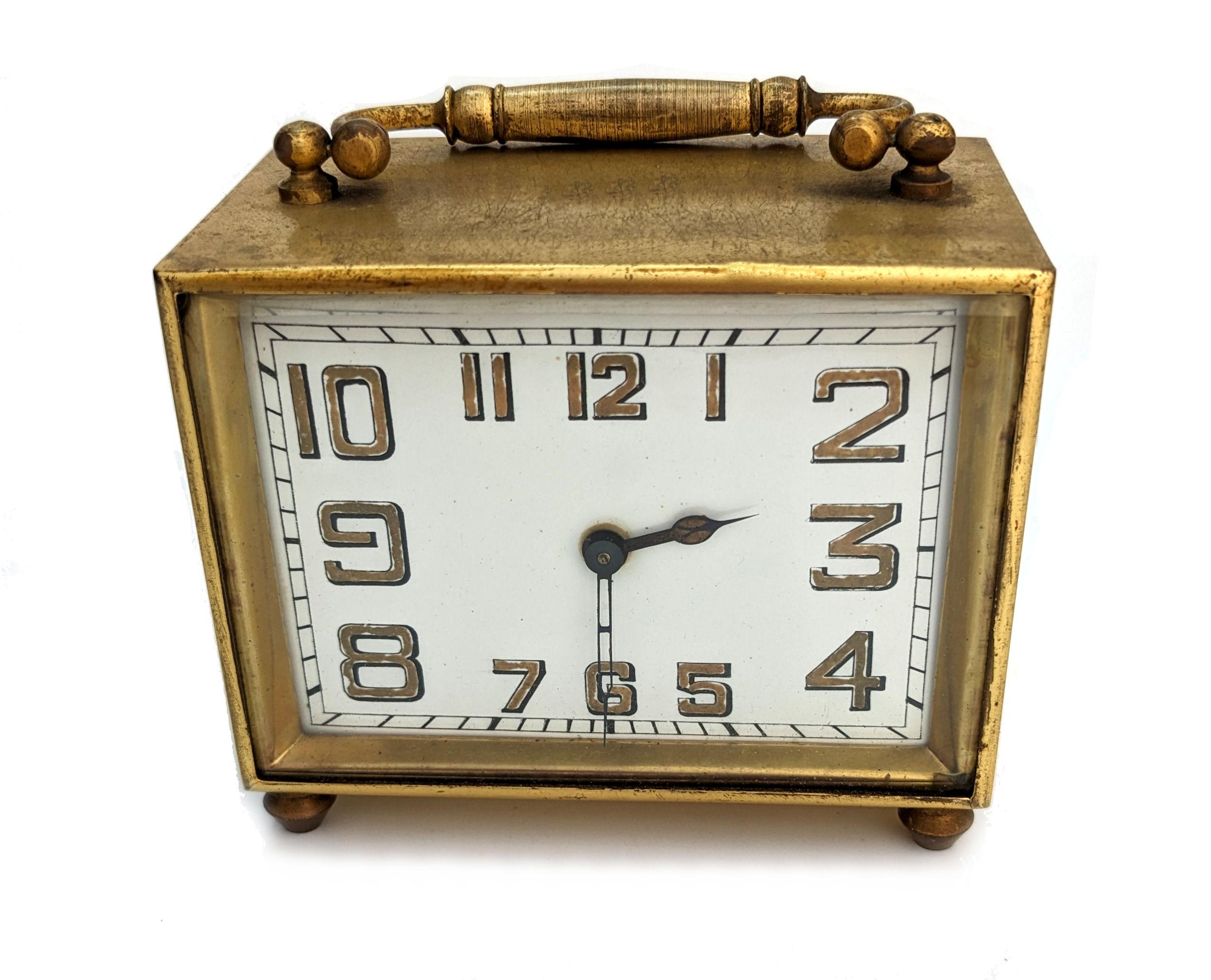Laiton Horloge et étui à chariot de 8 jours en laiton Art Déco, français, vers 1930 en vente