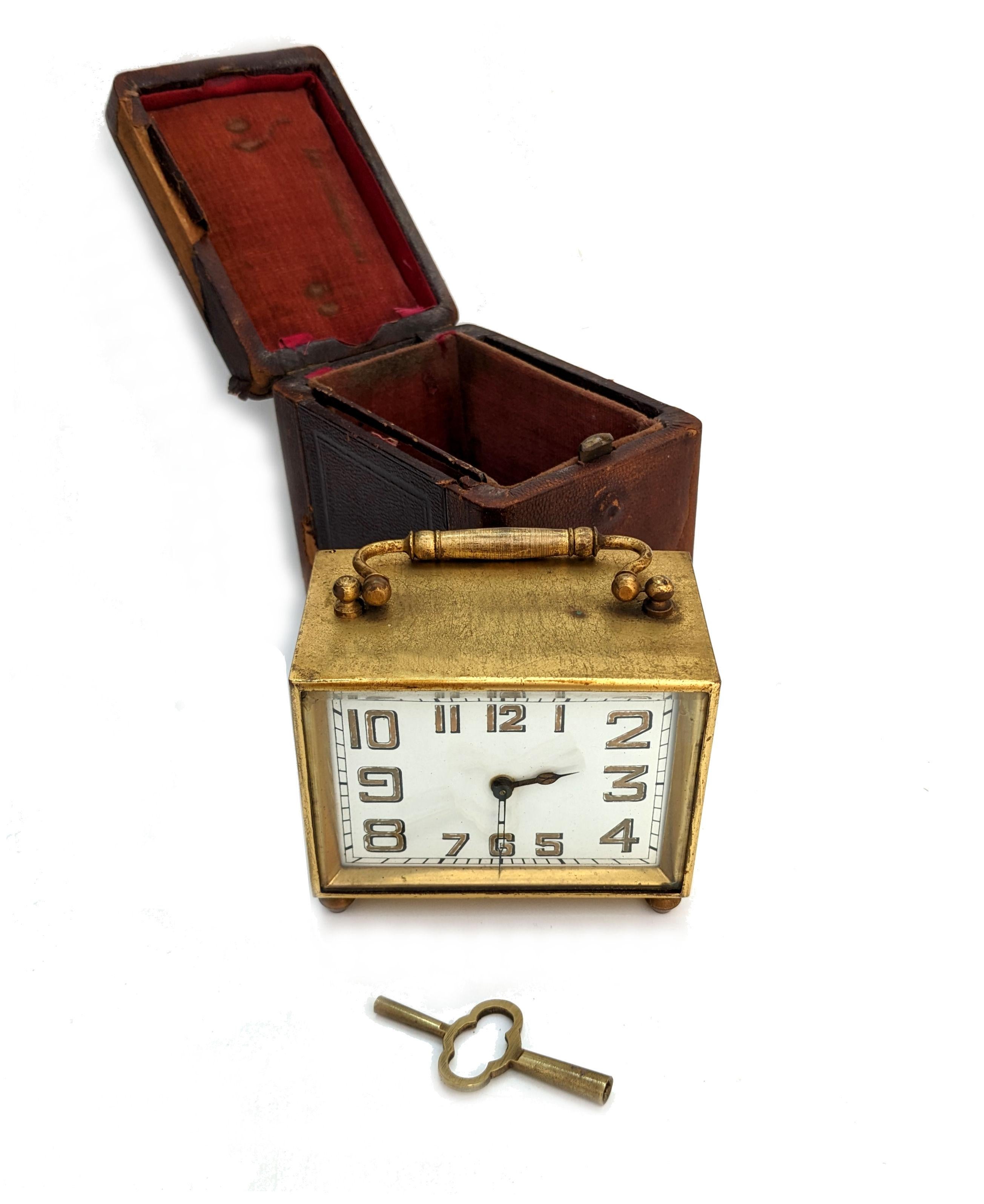 Horloge et étui à chariot de 8 jours en laiton Art Déco, français, vers 1930 en vente 2