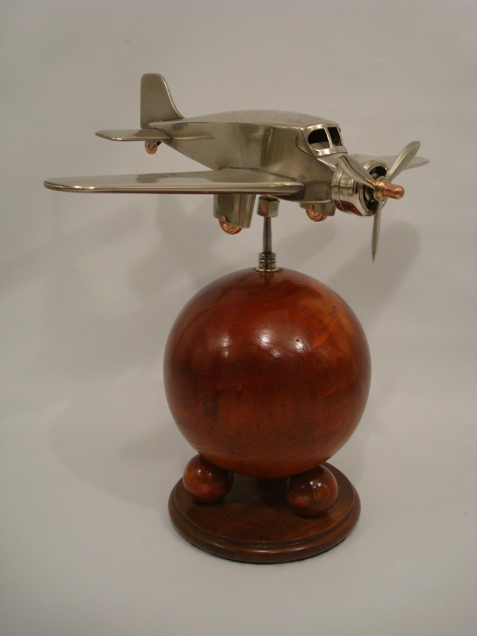 Modèle de bureau d'avion en laiton Art déco, années 1930.
Magnifique modèle de bureau d'aviation, fabriqué au Royaume-Uni dans les années 1930.
Excellent état de restauration. L'avion peut être réglé dans n'importe quelle position et l'hélice