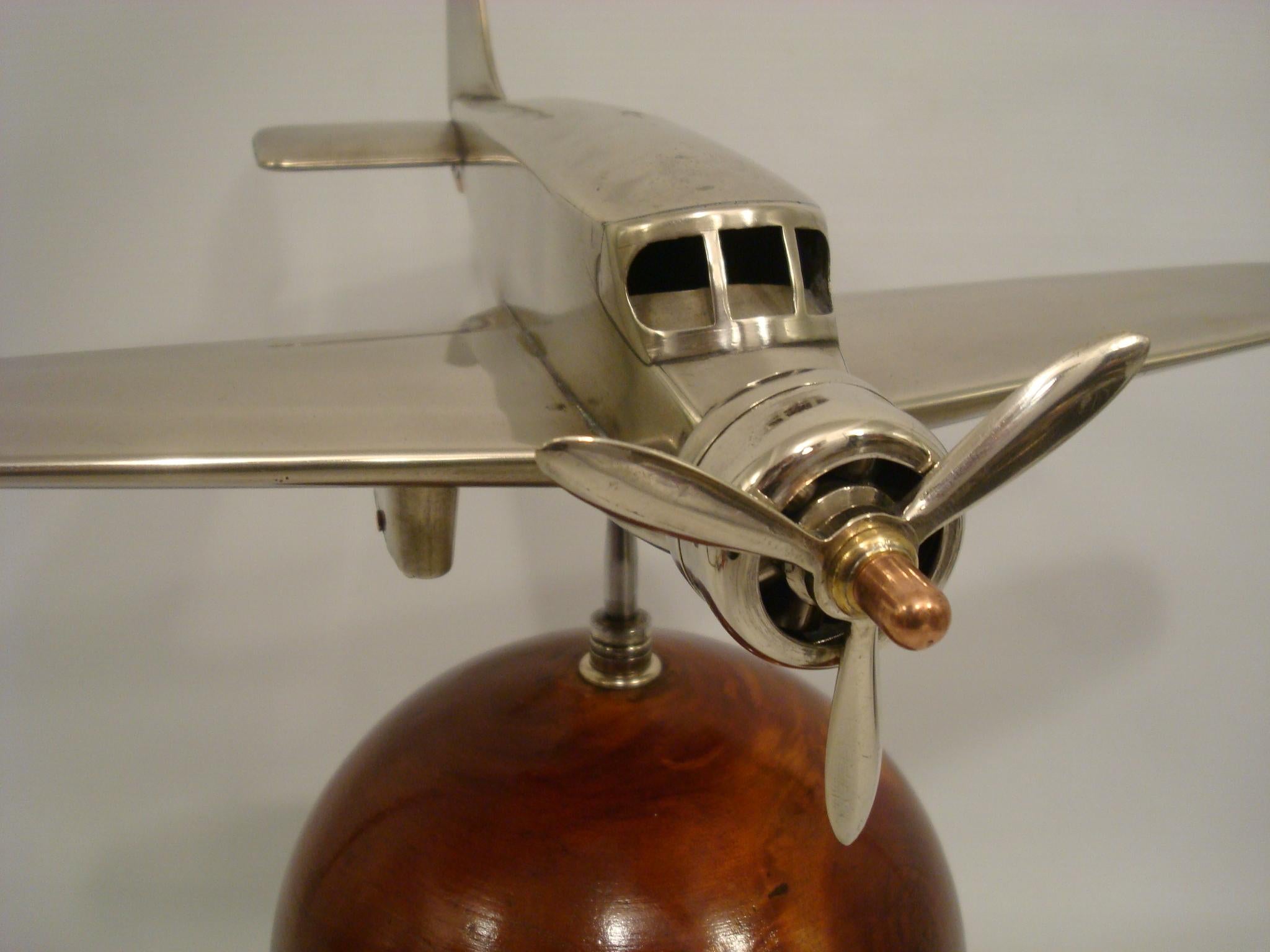 Argenté Modèle de bureau d'avion en laiton Art Déco, K.K., années 1930 en vente