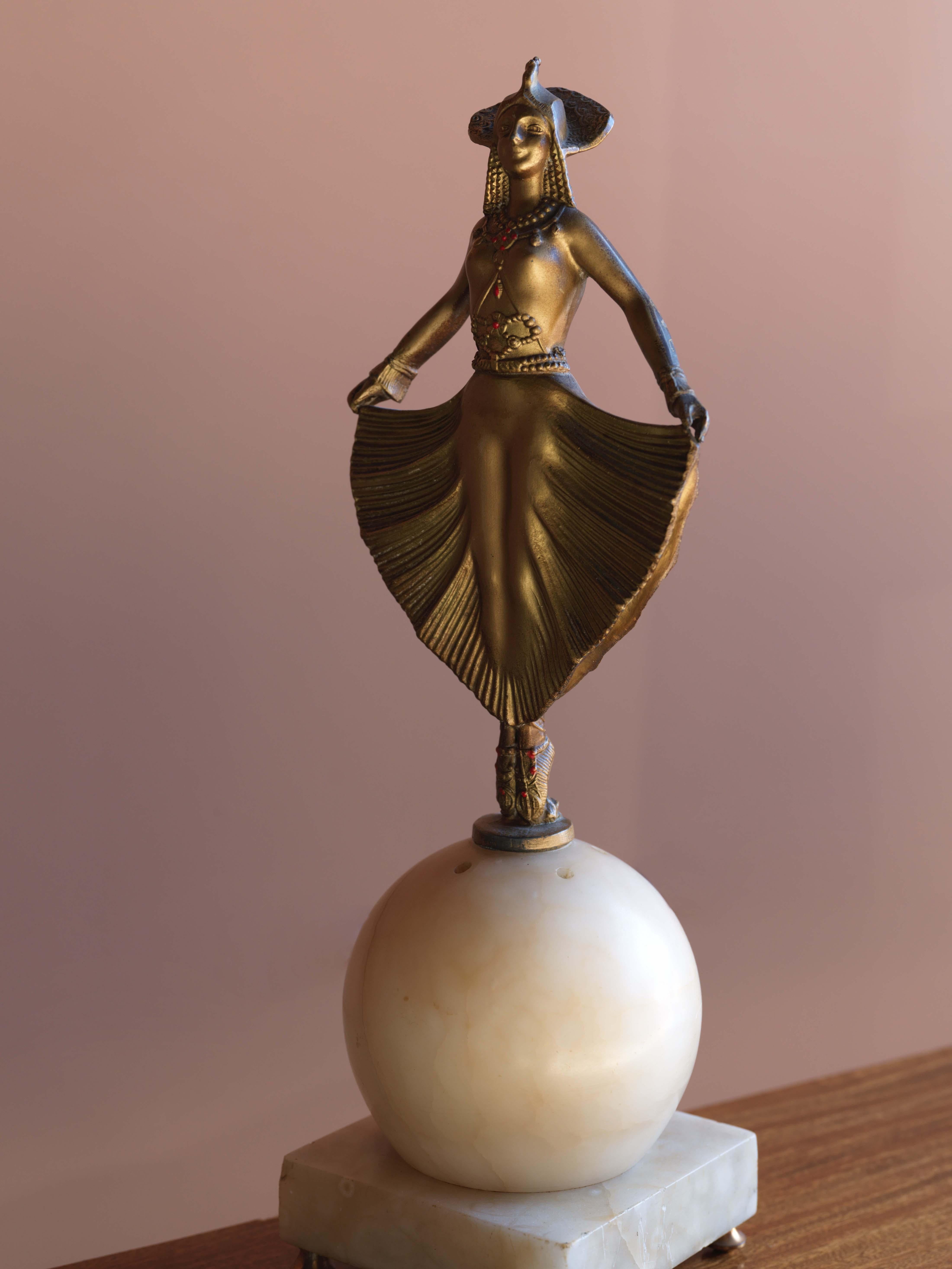 Américain Lampe à figures Art Déco en laiton et albâtre en vente