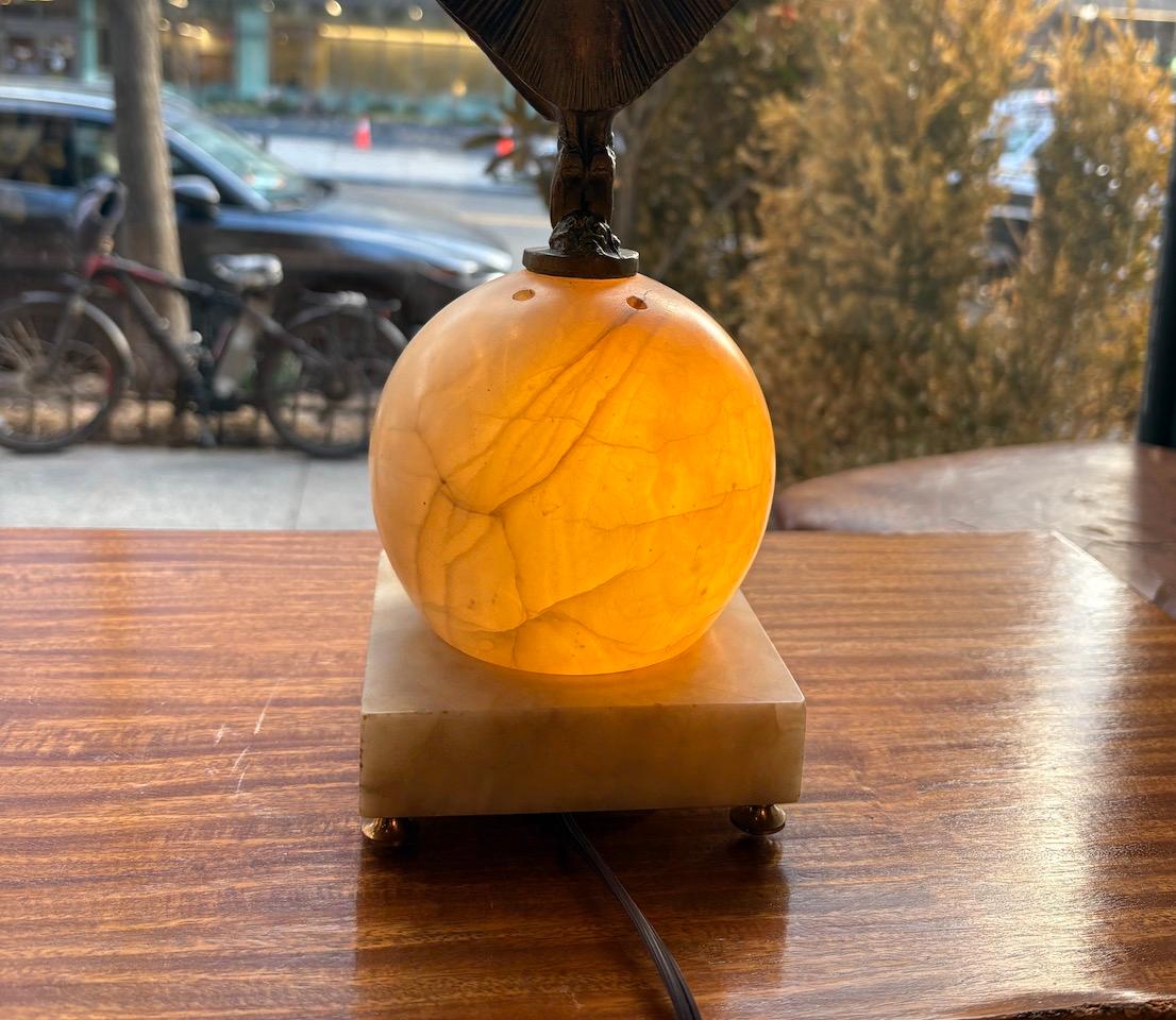 Laiton Lampe à figures Art Déco en laiton et albâtre en vente