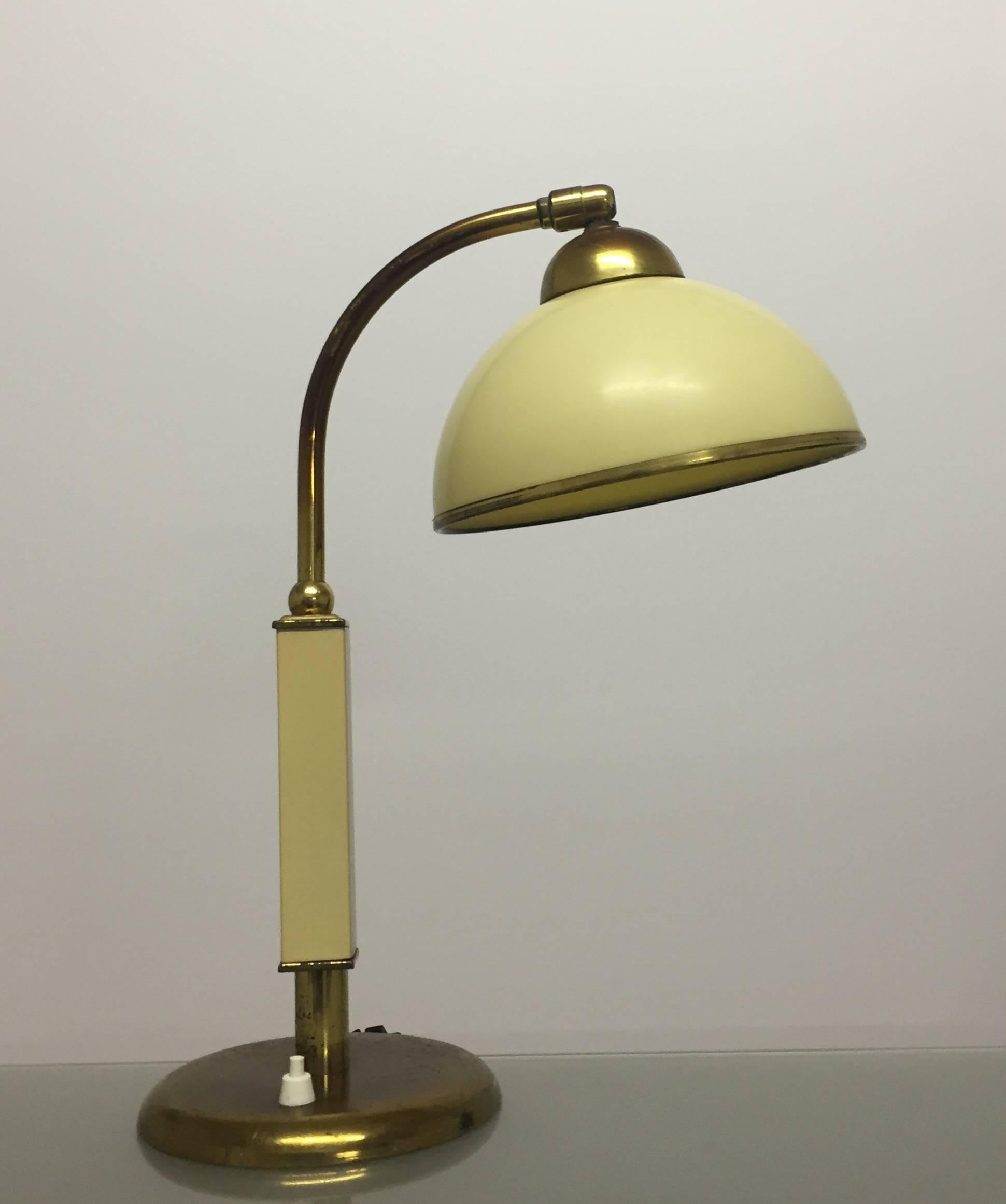 Beautiful table lamp made of brass and Bakelite, Bauhsus, Germany, circa 1930s
Socket: One x E27 for standard screw bulbs.
Very good original condition with old patination.
 