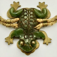 Grünes Frosch-Armband aus Messing und geschnitztem Bakelit im Art déco-Stil mit plissierter Kordel